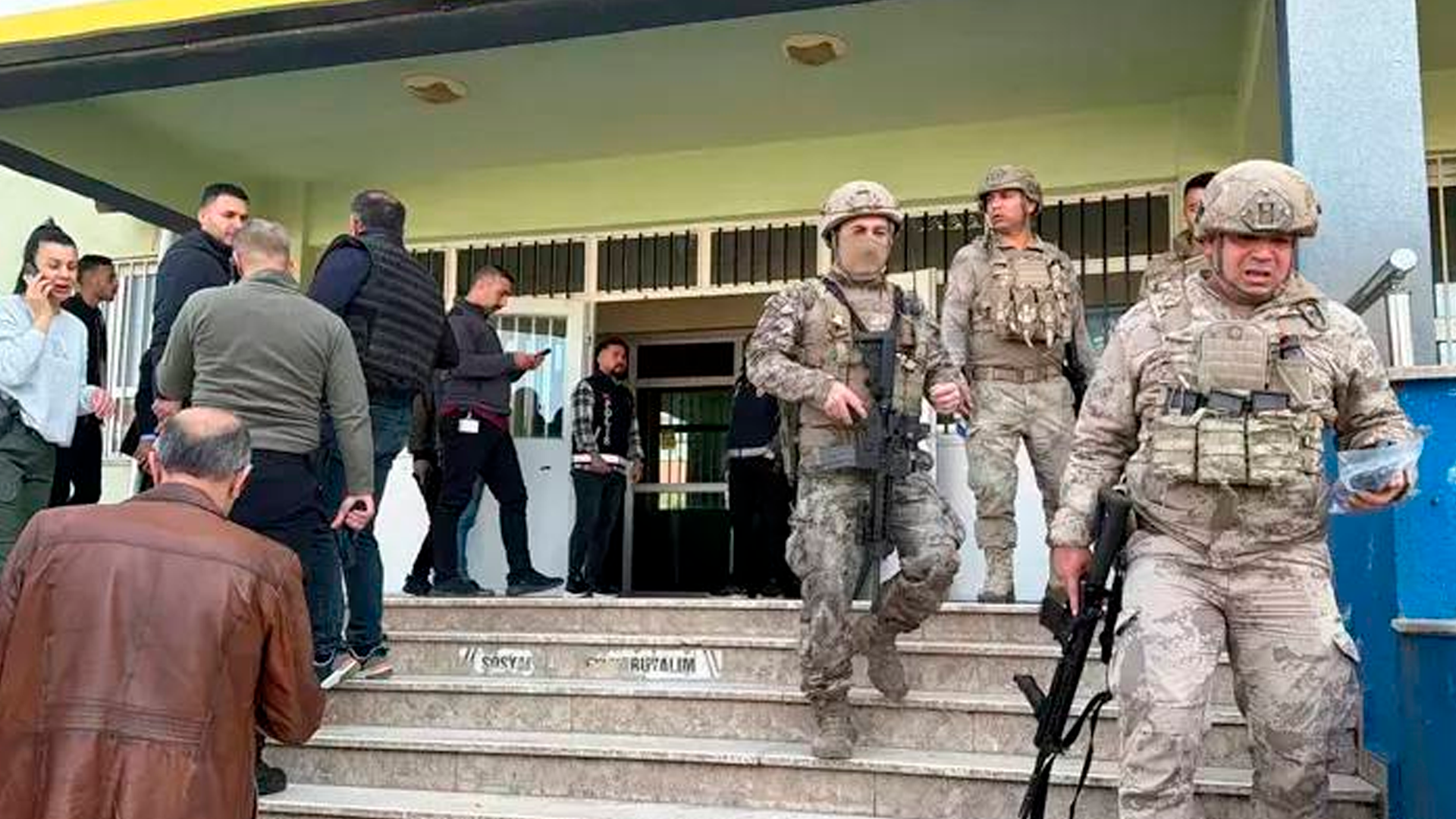 Бывший ученик устроил стрельбу в турецкой школе