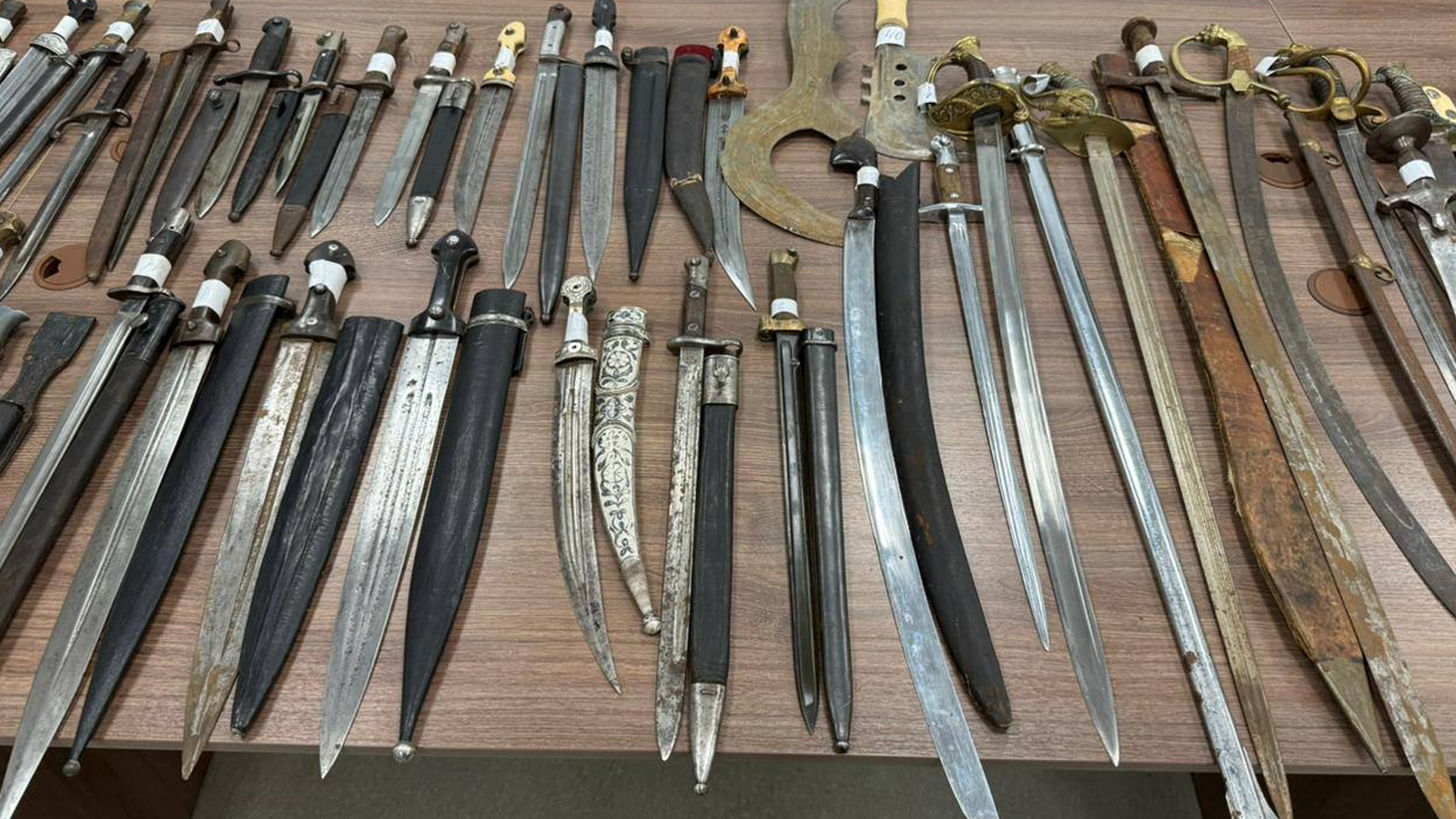 Свыше 40 единиц антикварного холодного оружия изъяли на границе с Грузией