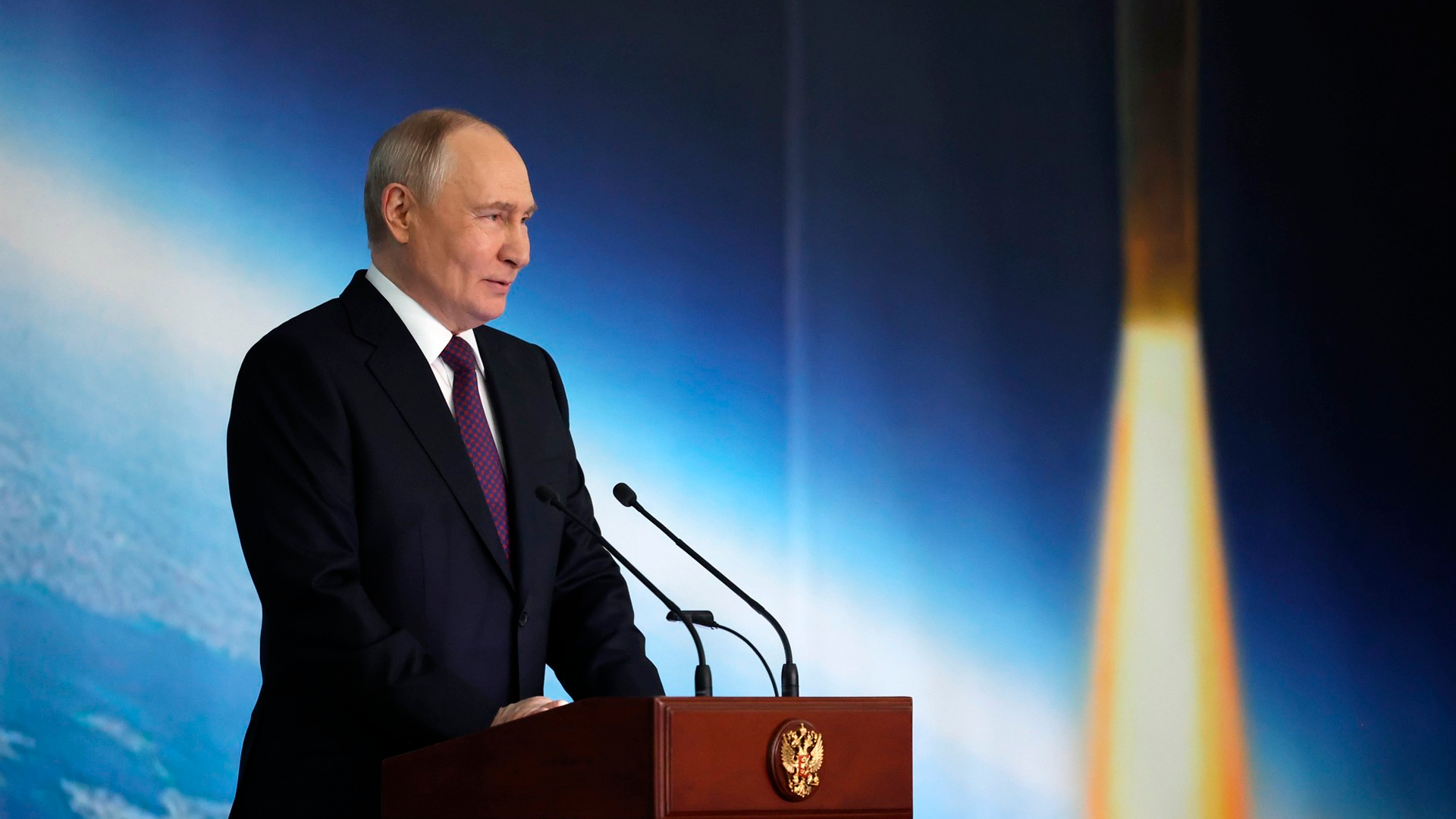 Путин поручил привлекать ветеранов СВО к работе на предприятиях ОПК