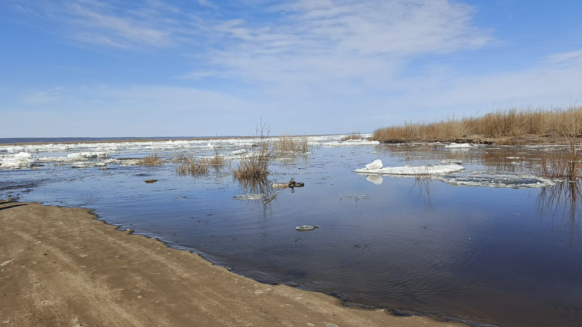 В Якутске временно ограничили электроснабжение из-за паводка