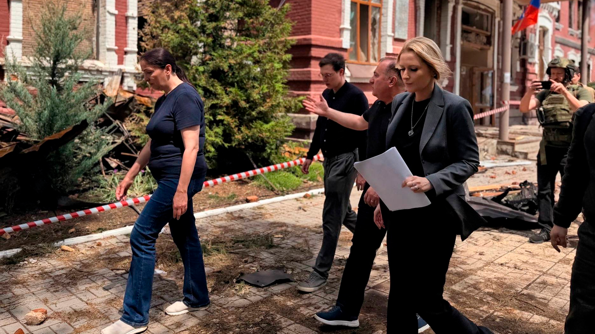 Иностранным журналистам продемонстрировали последствия удара ВСУ по колледжу в Старобельске