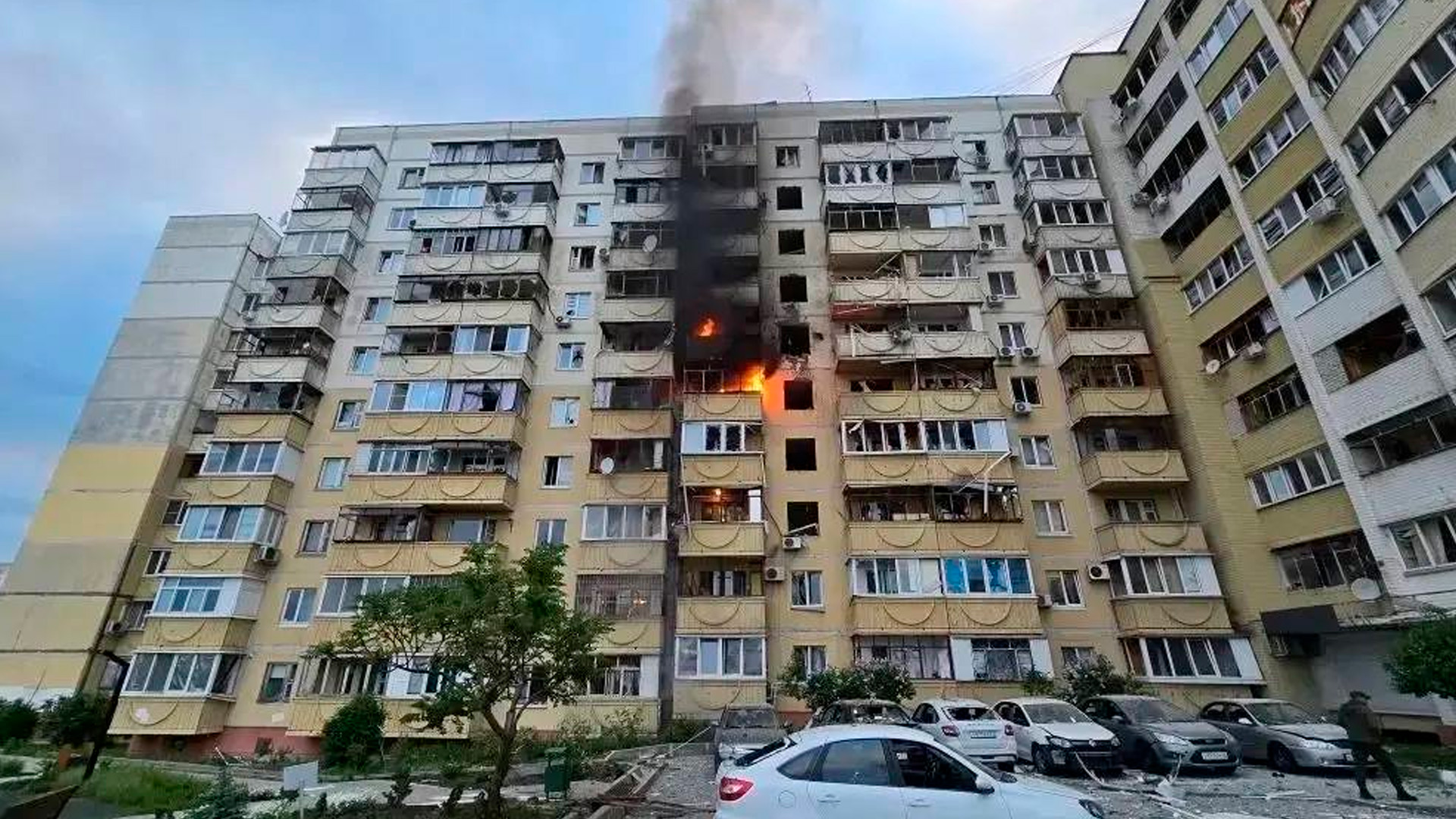 В Белгороде после атаки украинского дрона повреждены более 70 квартир