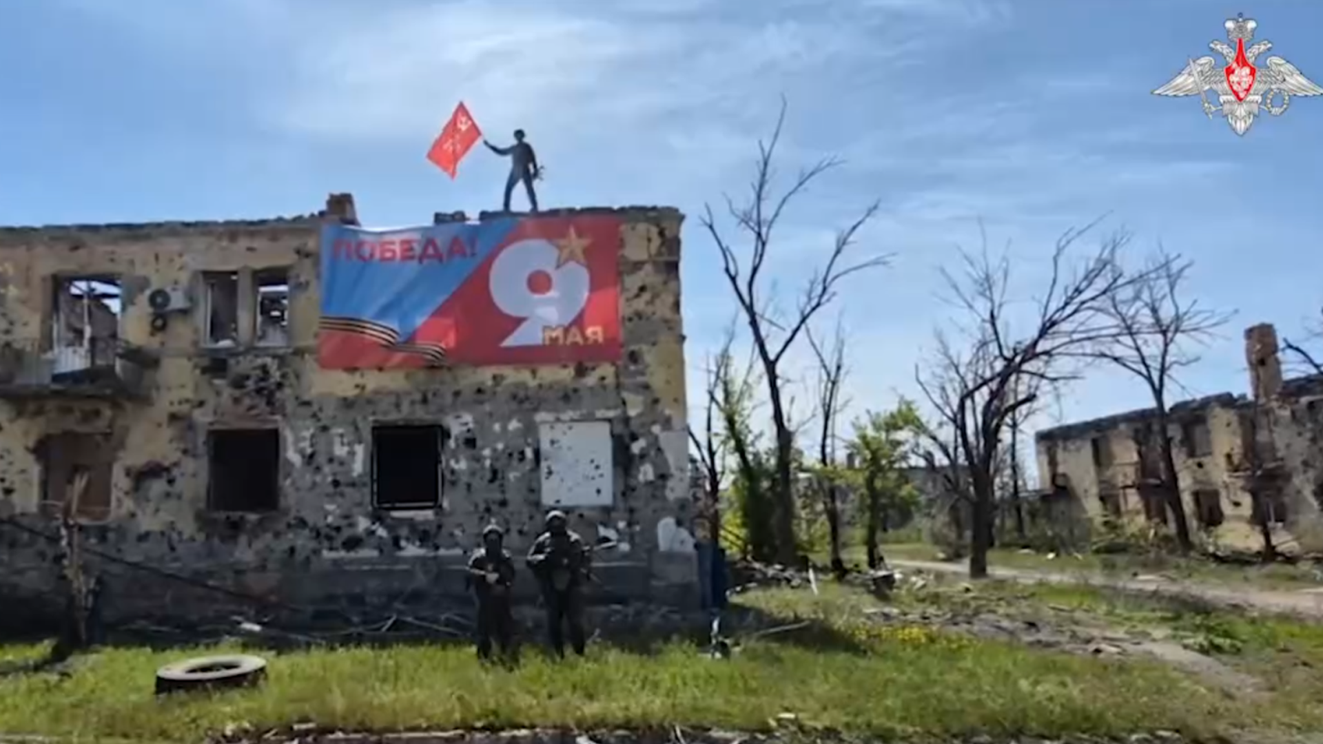Копии Знамени Победы подняли над освобожденными территориями в ДНР