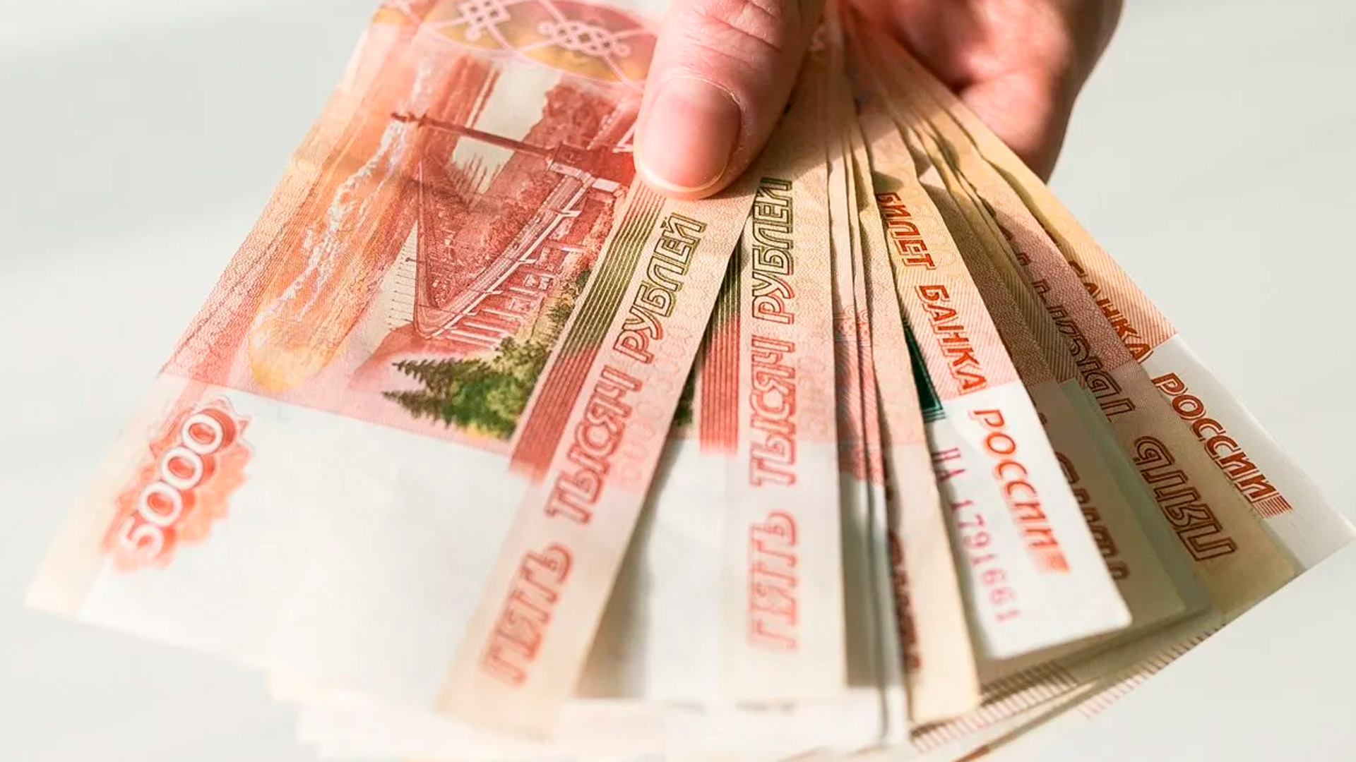 Петербуржская пенсионерка отдала аферистам деньги и золото почти на 163 млн рублей