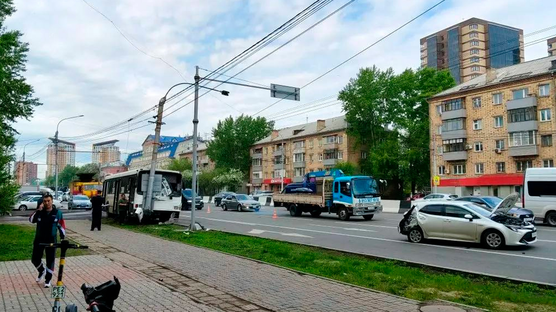 Автобус протаранил столб в Красноярске, уходя от столкновения с легковушкой