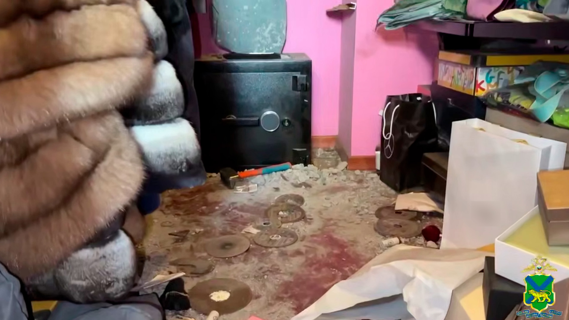 Попавший под влияние мошенников юноша открыл огонь по полицейским