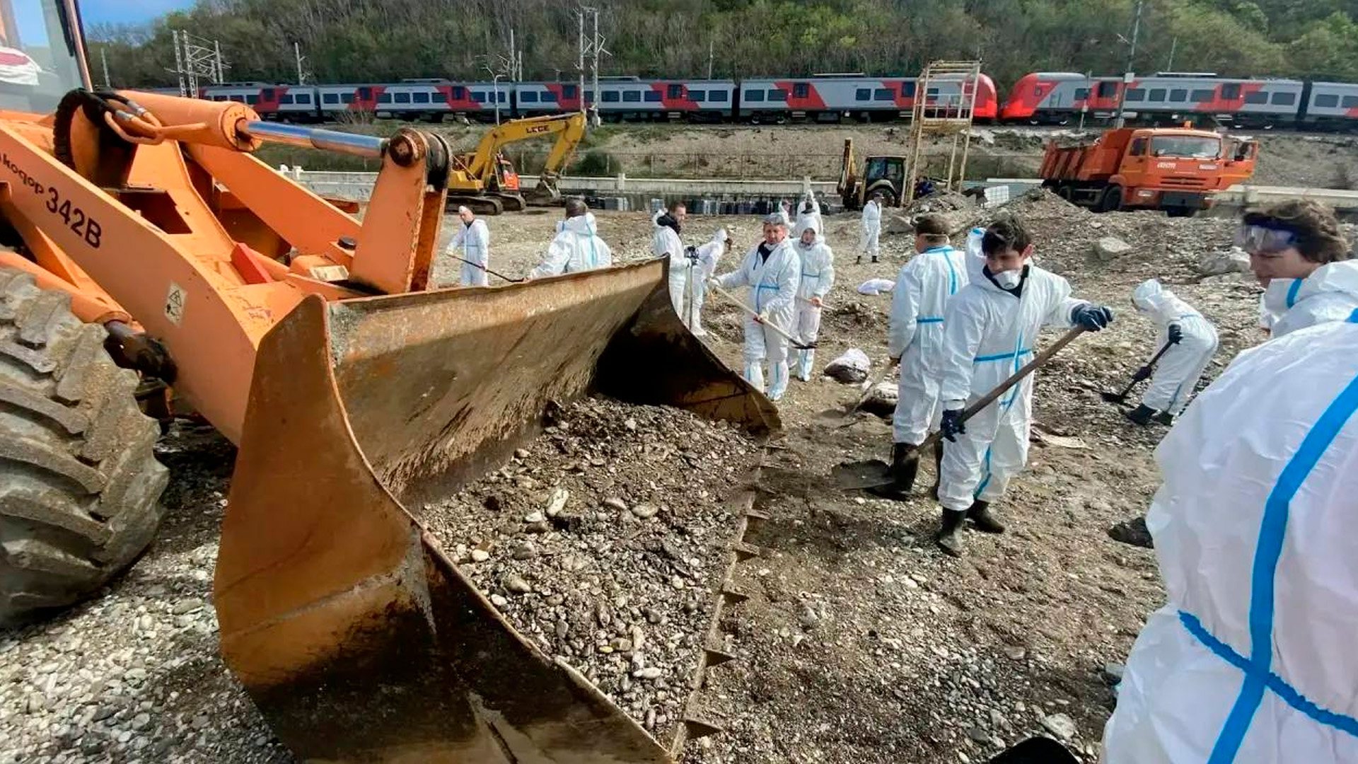Почти 19 тыс кубометров загрязнений собрали после ЧП в Туапсе