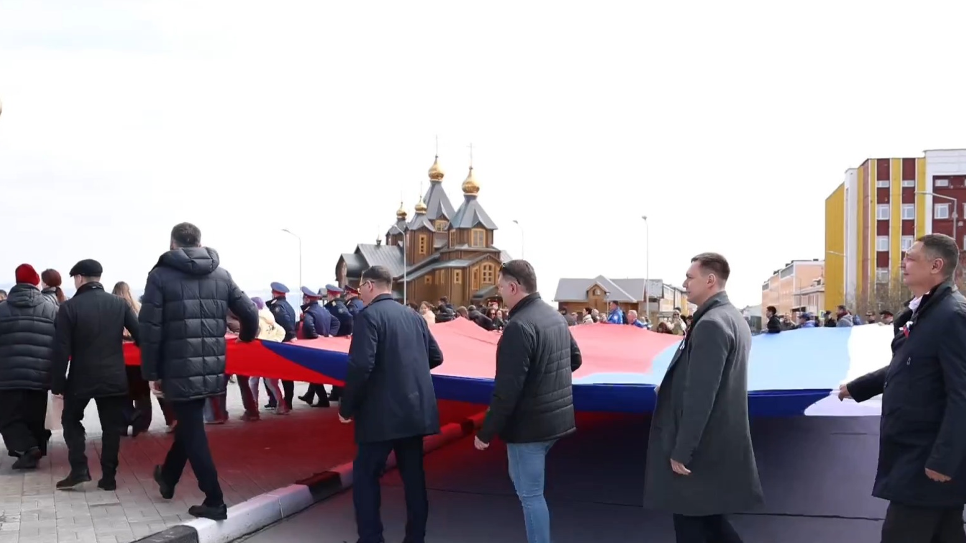 В российских регионах начались праздничные мероприятия по случаю Дня России