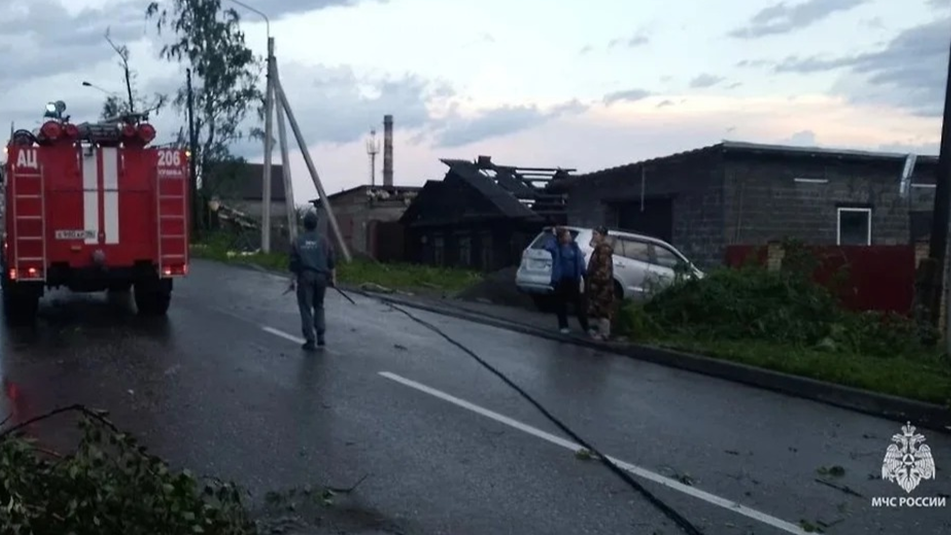 В результате урагана в Свердловской области пострадали 16 человек