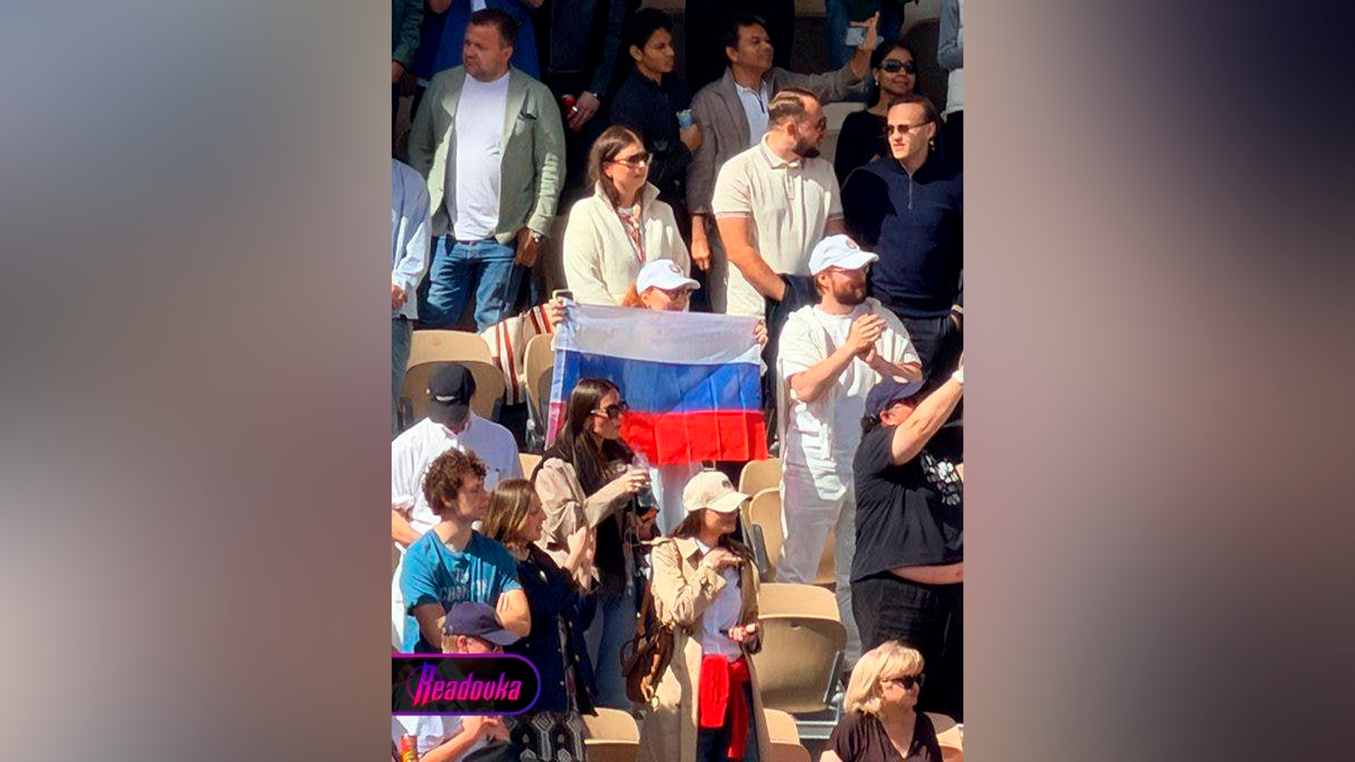 Охрана «Ролан Гаррос» заставила зрителей убрать флаг России после победы Андреевой