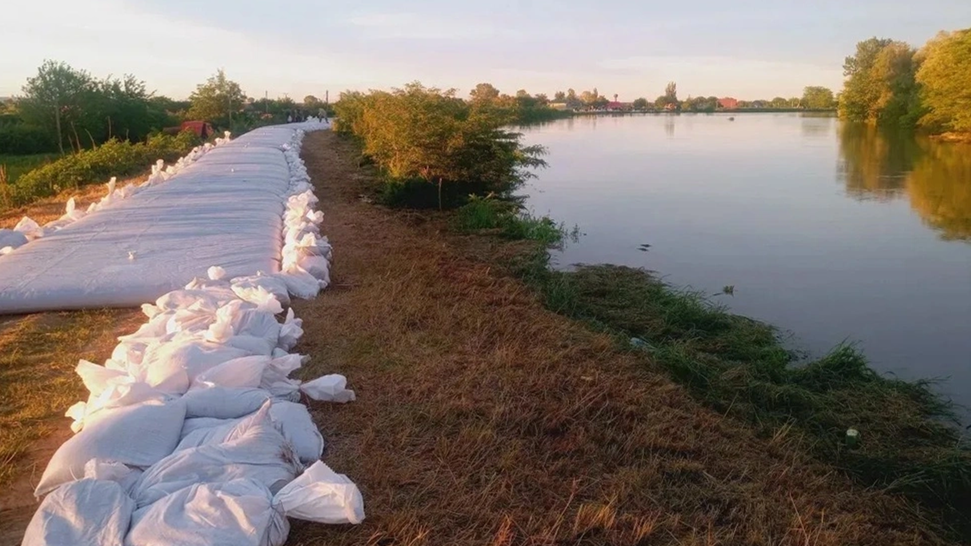 В Краснодарском крае вода из реки Кубань частично размыла дамбу