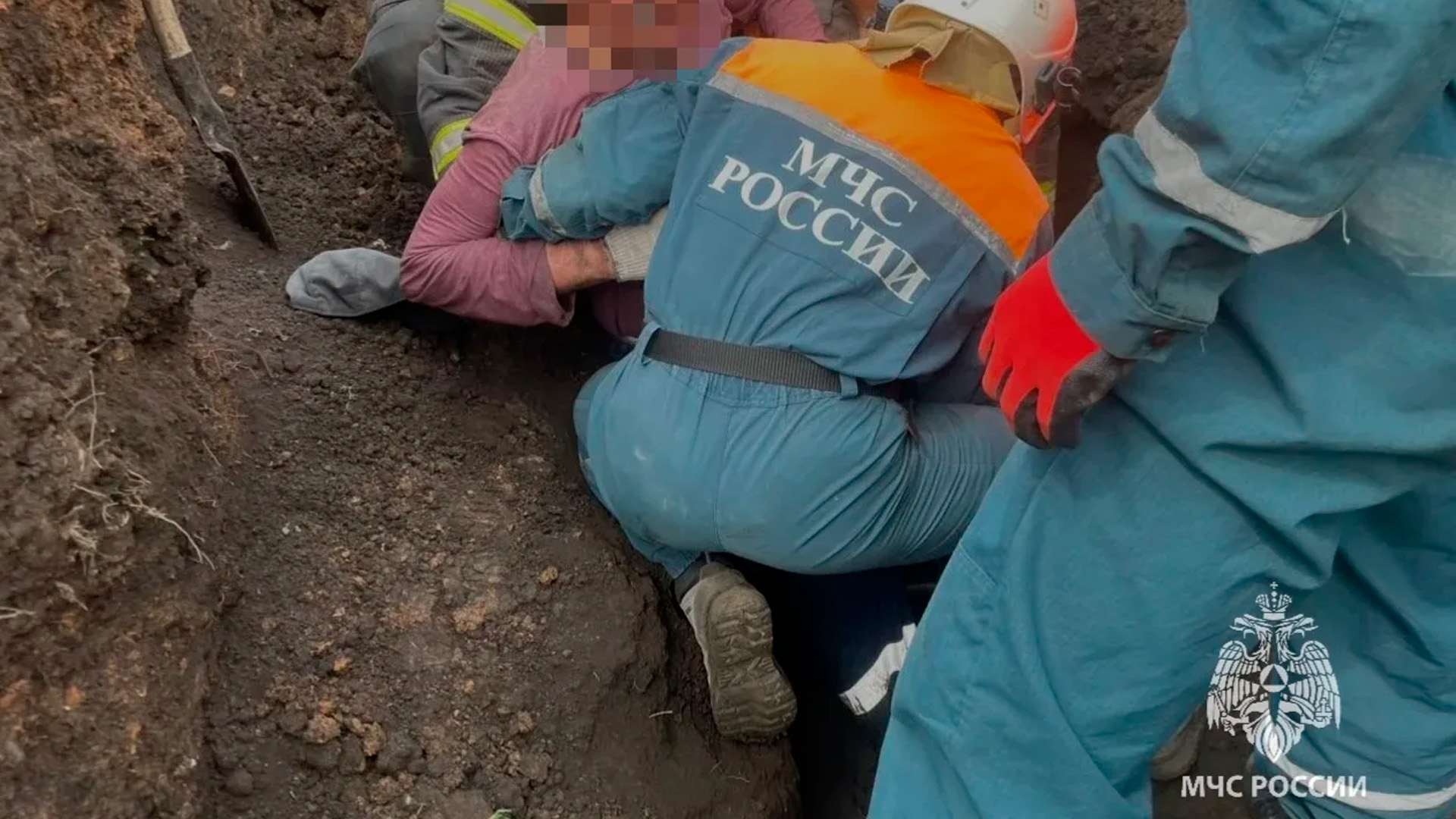 Двоих рабочих засыпало при обвале грунта в Набережных Челнах