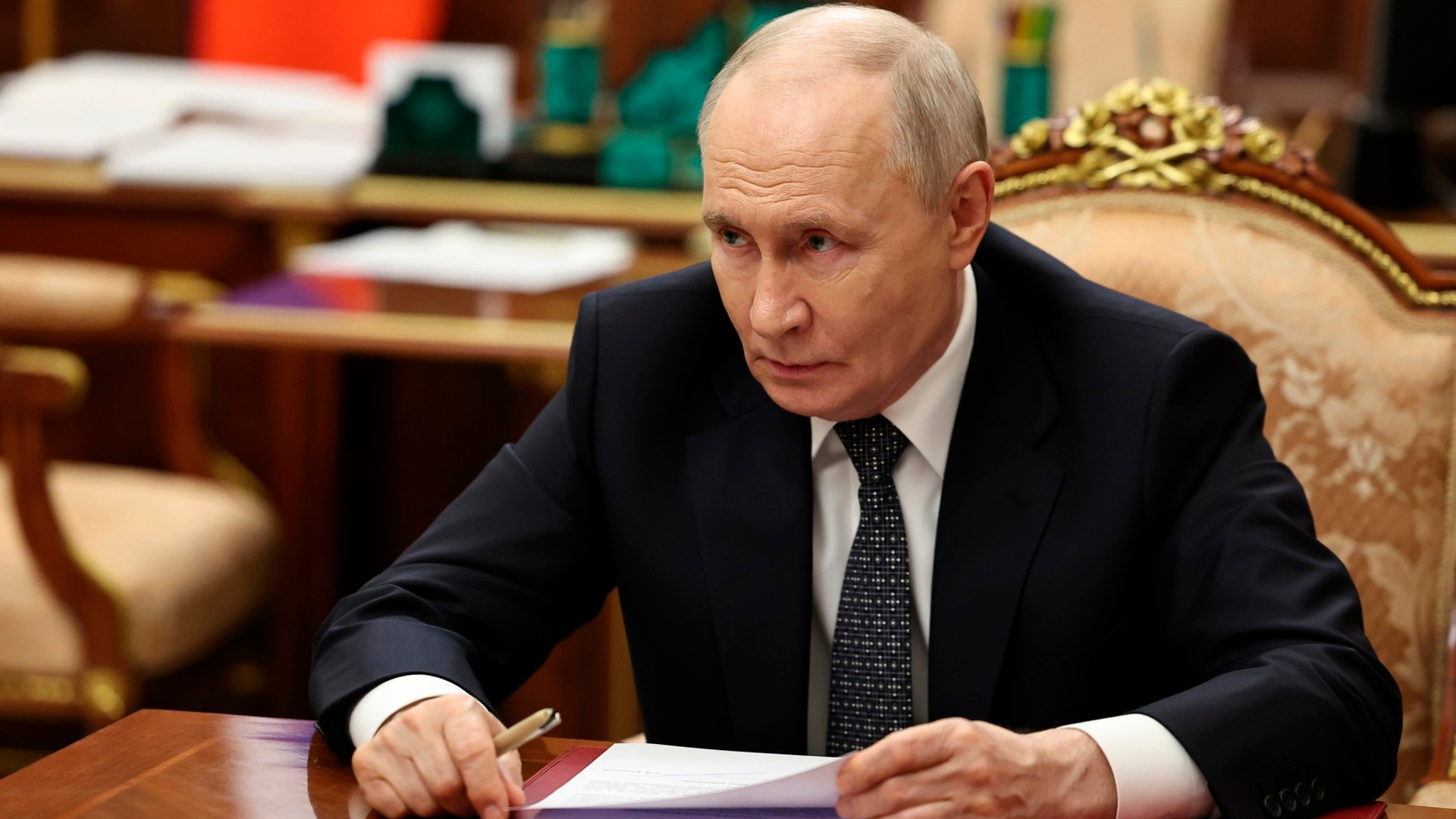 Путин подписал указ об особом статусе учителя в России