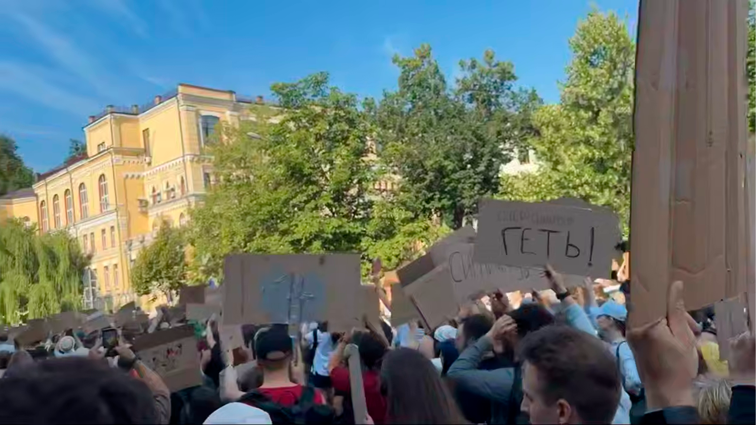«Митинги ботов» – почему на украинские улицы вышли тысячи зуммеров и при чем тут отставка министра обороны Украины?