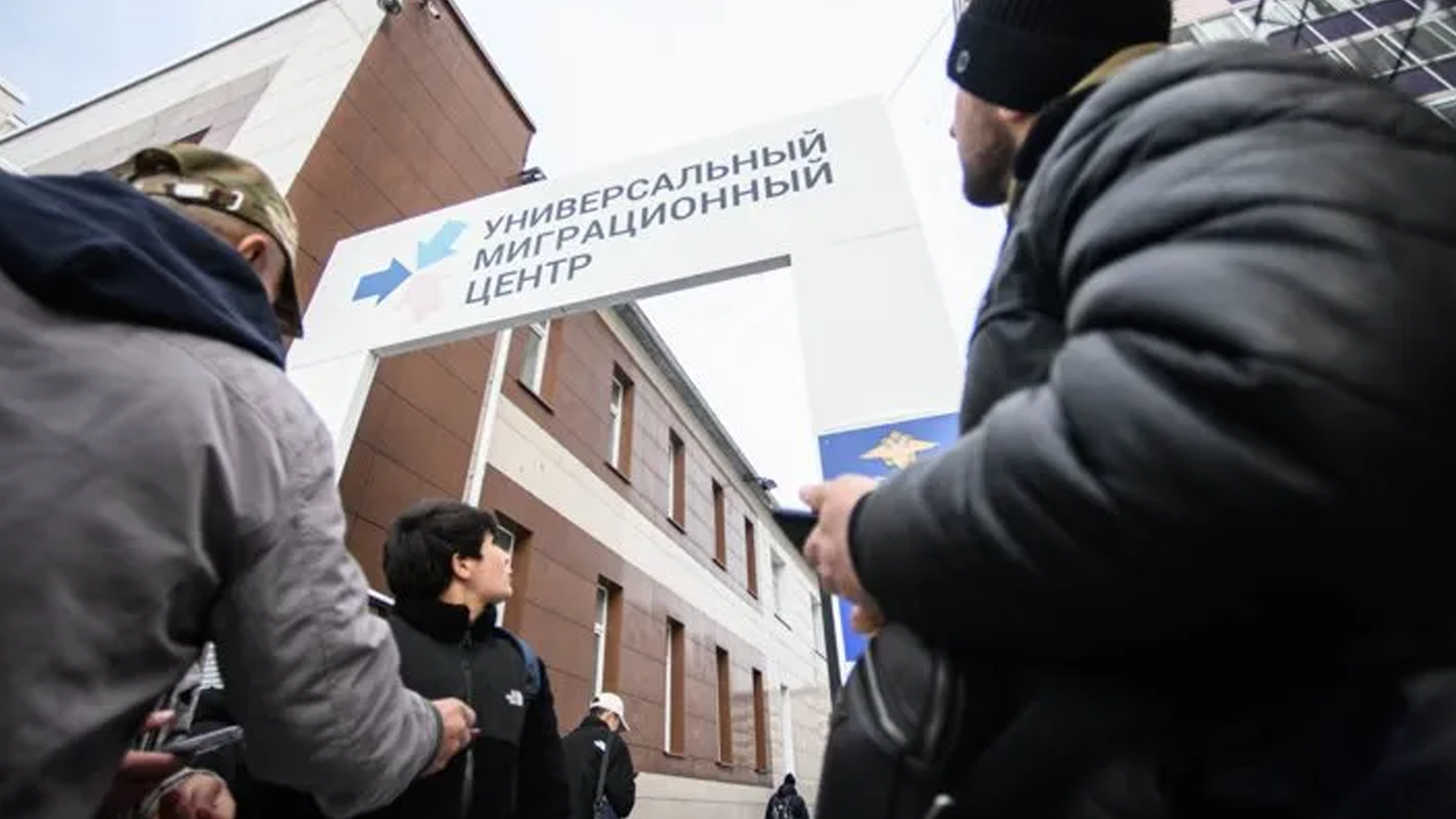 В РФ за 6 месяцев выдали 147 тыс разрешений на работу для иностранцев