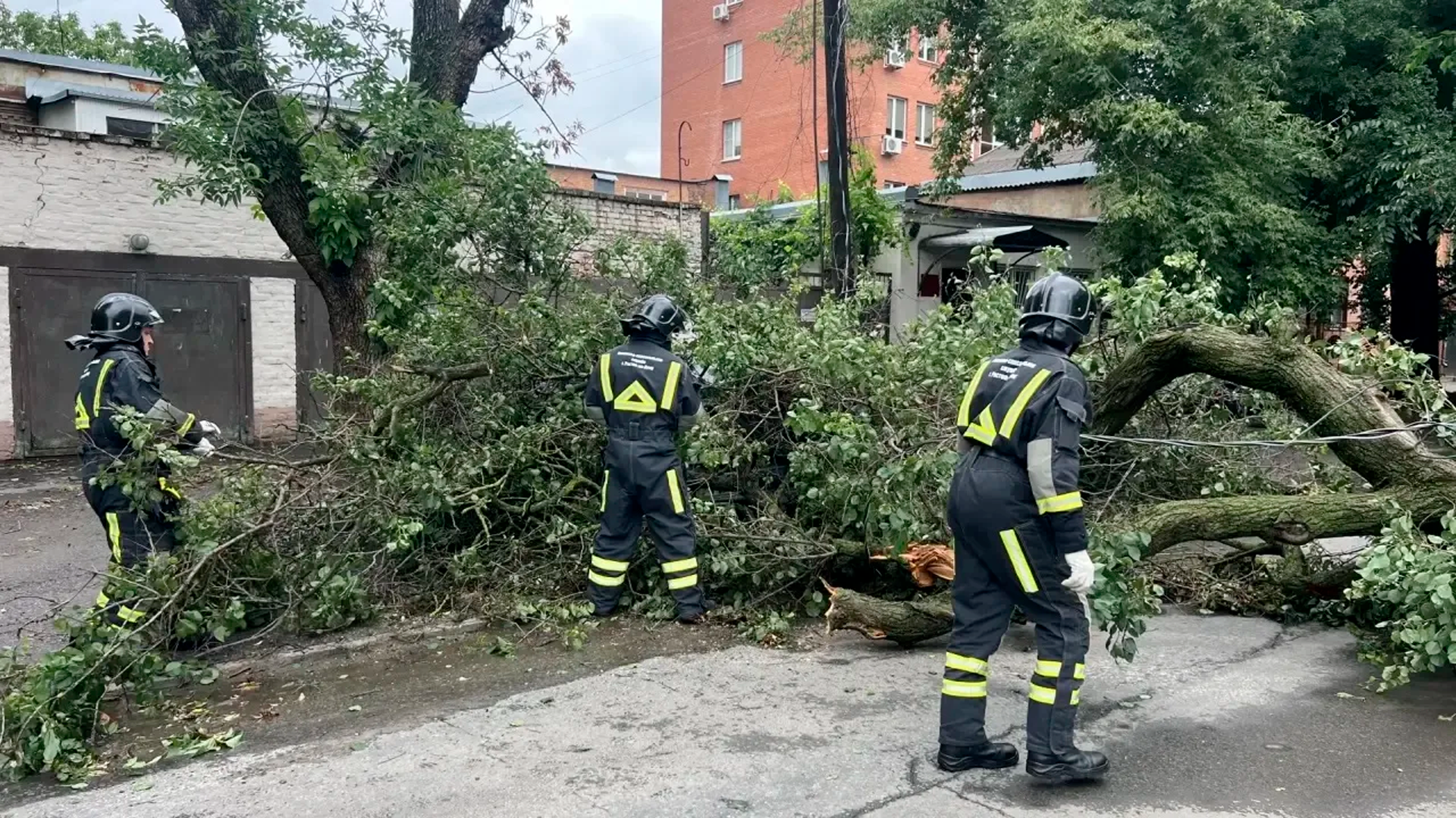 В Ростове-на-Дону ввели режим ЧС после разгула стихии
