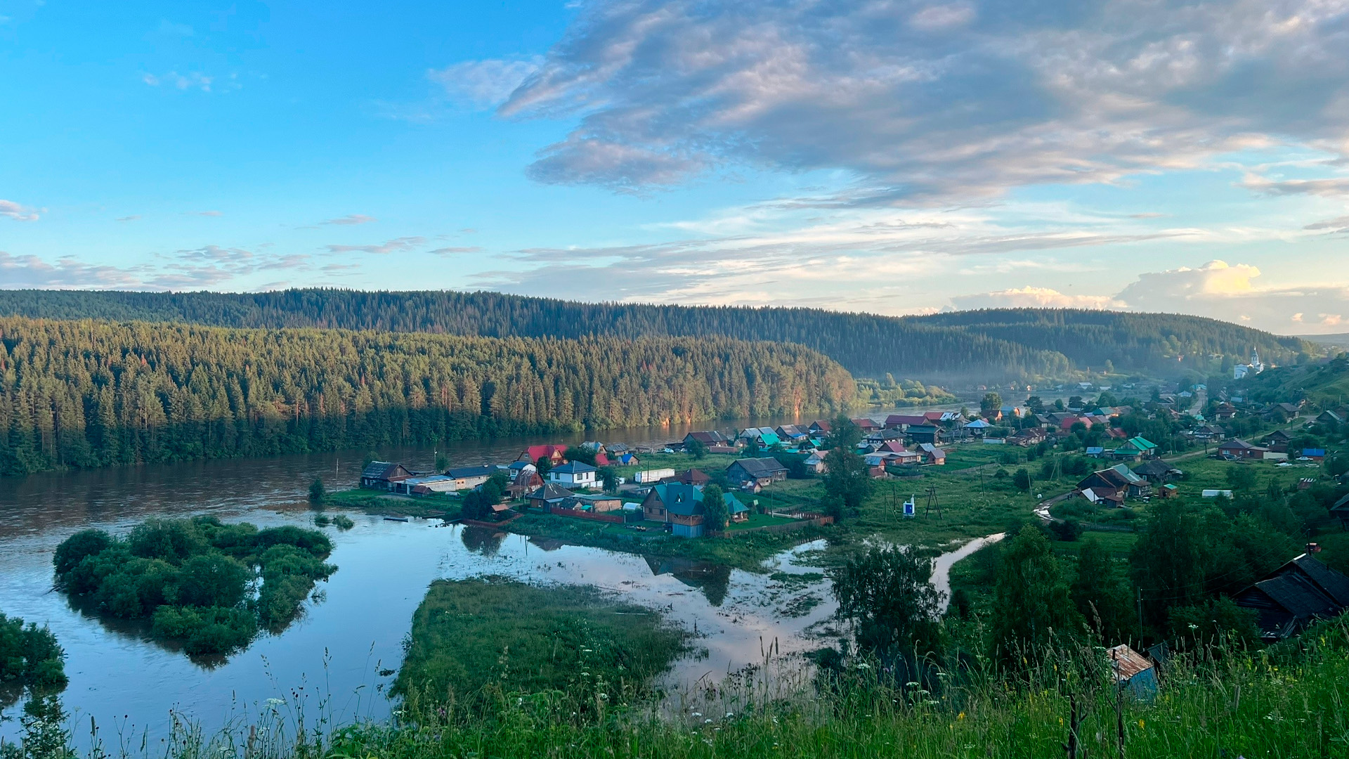 Две туристки сорвались со скалы в Пермском крае, пытаясь сфотографироваться