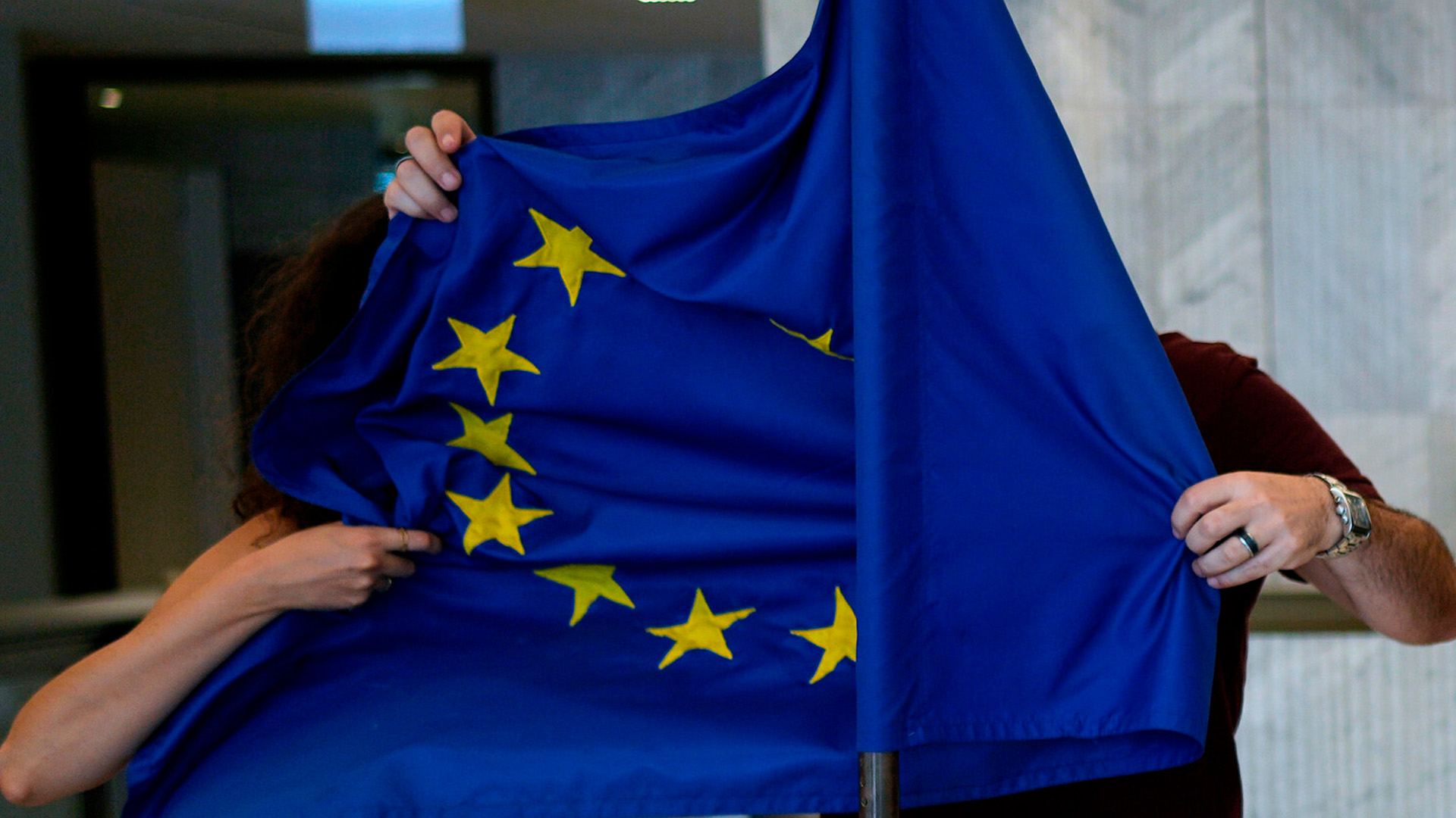 Против борща и дрессировщиков медведей: Euractiv высмеяло антироссийские санкции