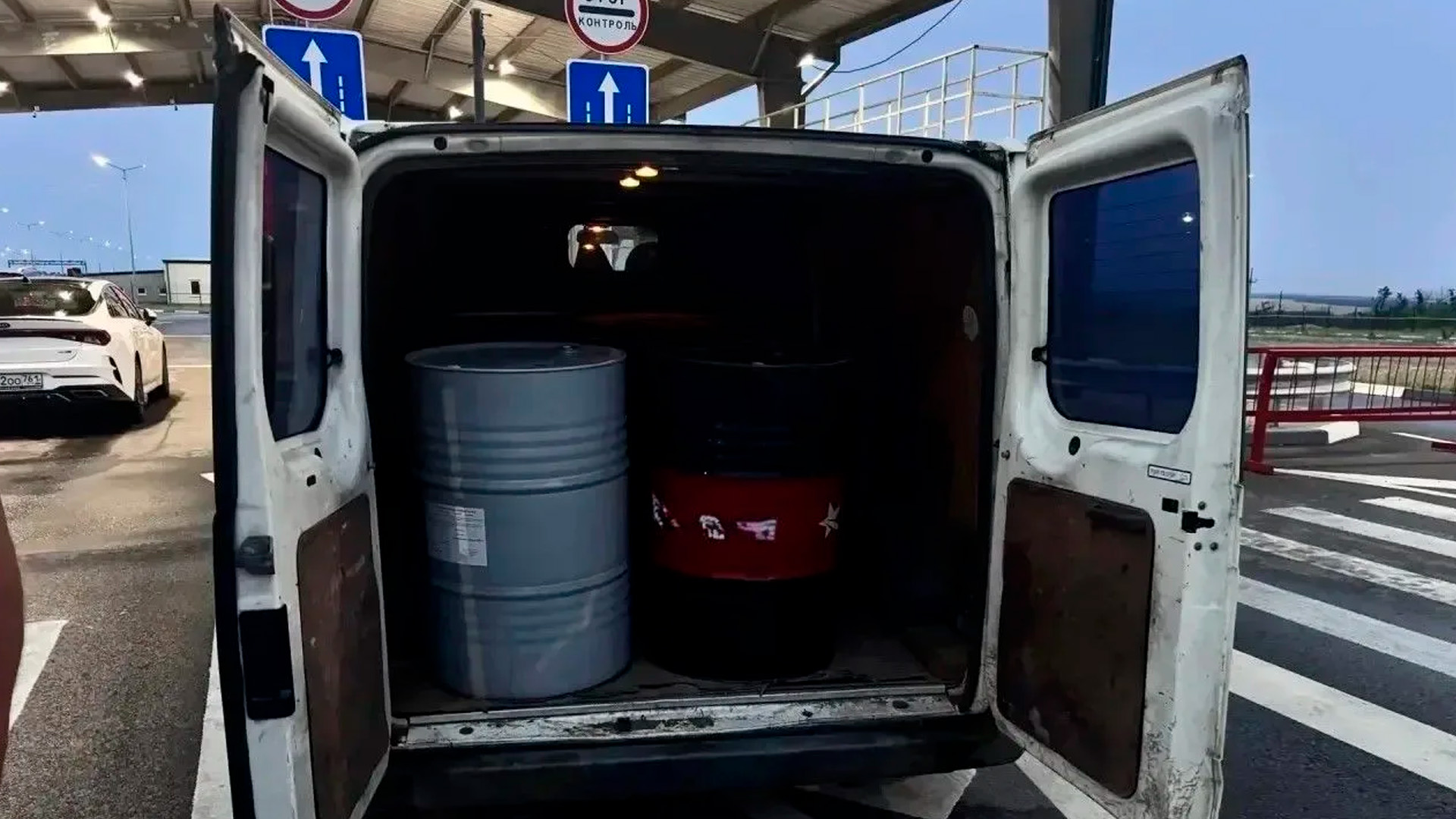 В Ростовской области задержали водителя с 1,6 тоннами бензина в бочках