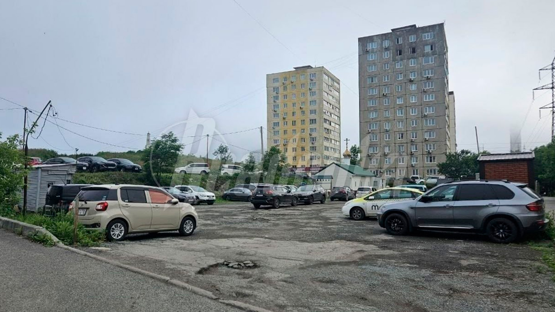 Во Владивостоке мигранты захватили придомовую территорию и устроили нелегальную стоянку