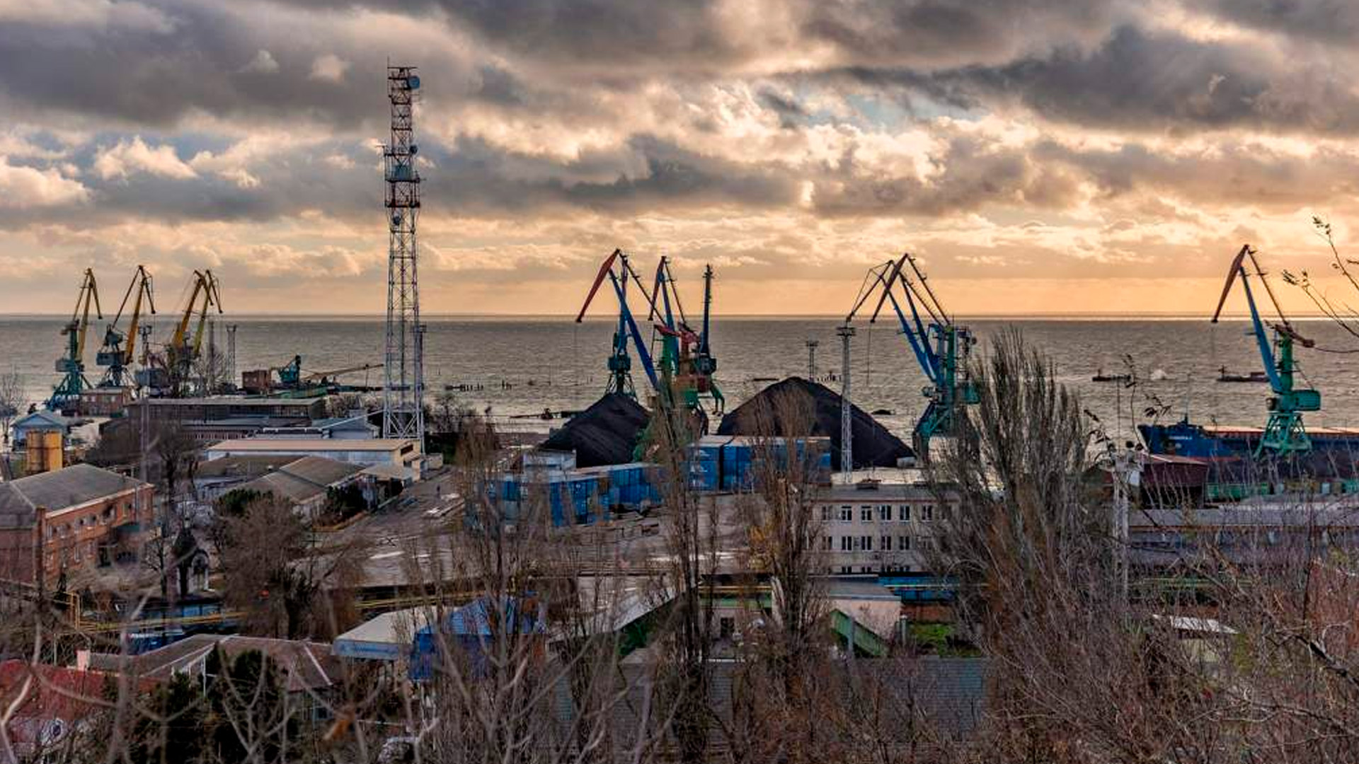 В Таганрогском заливе при атаке дронов повреждены 2 танкера