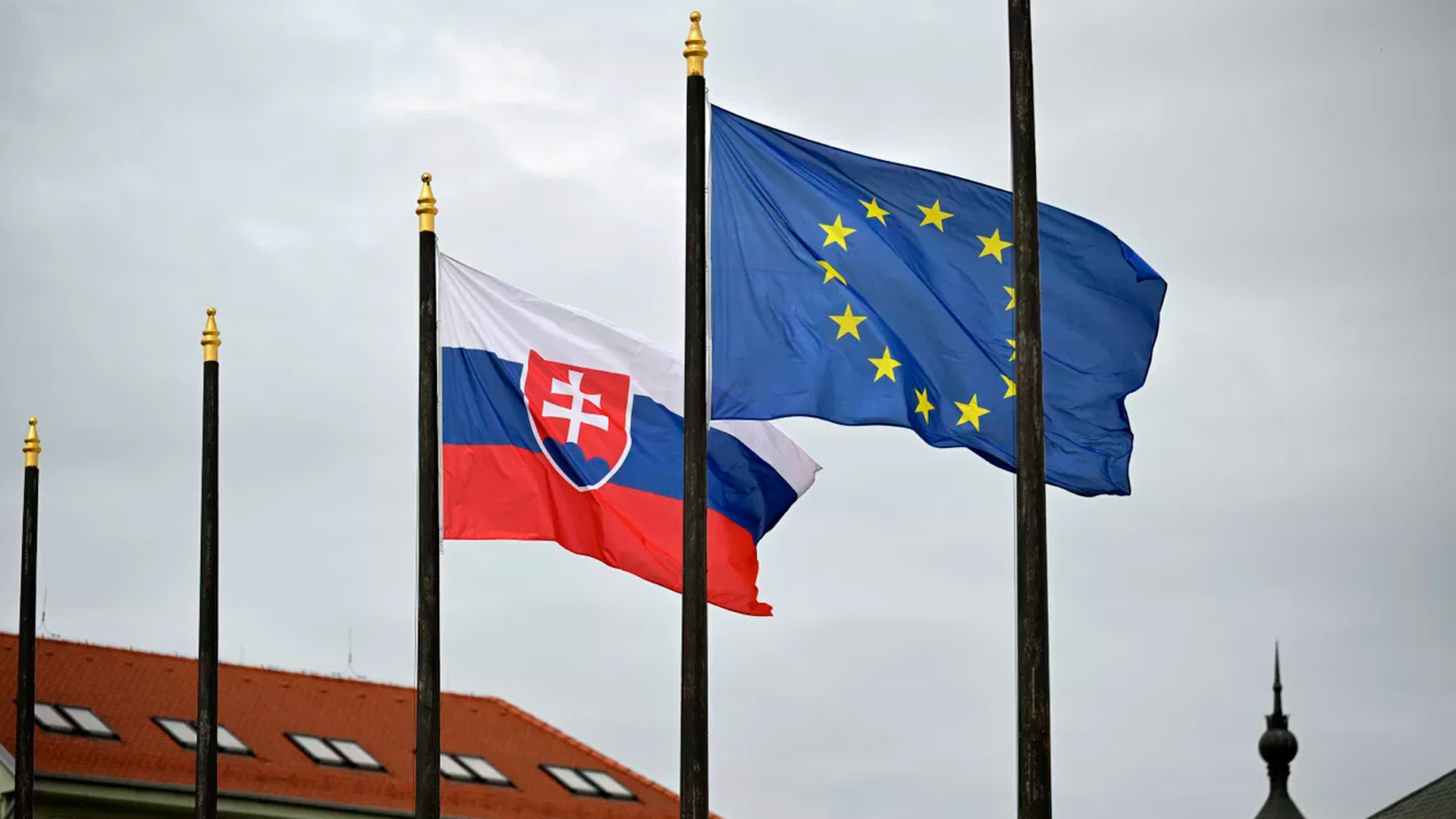 Словакия опровергла новости о прекращении выдачи виз россиянам