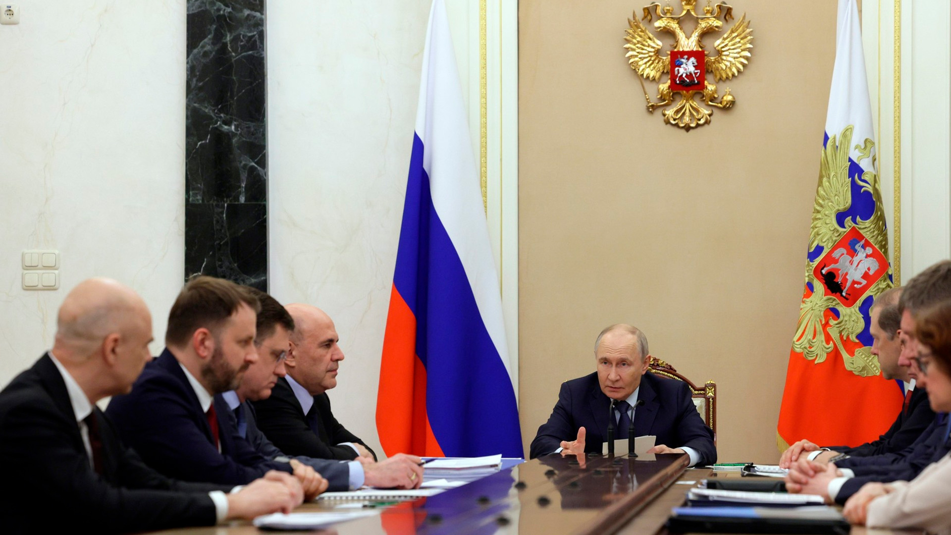 Путин назвал временными проблемы на топливном рынке