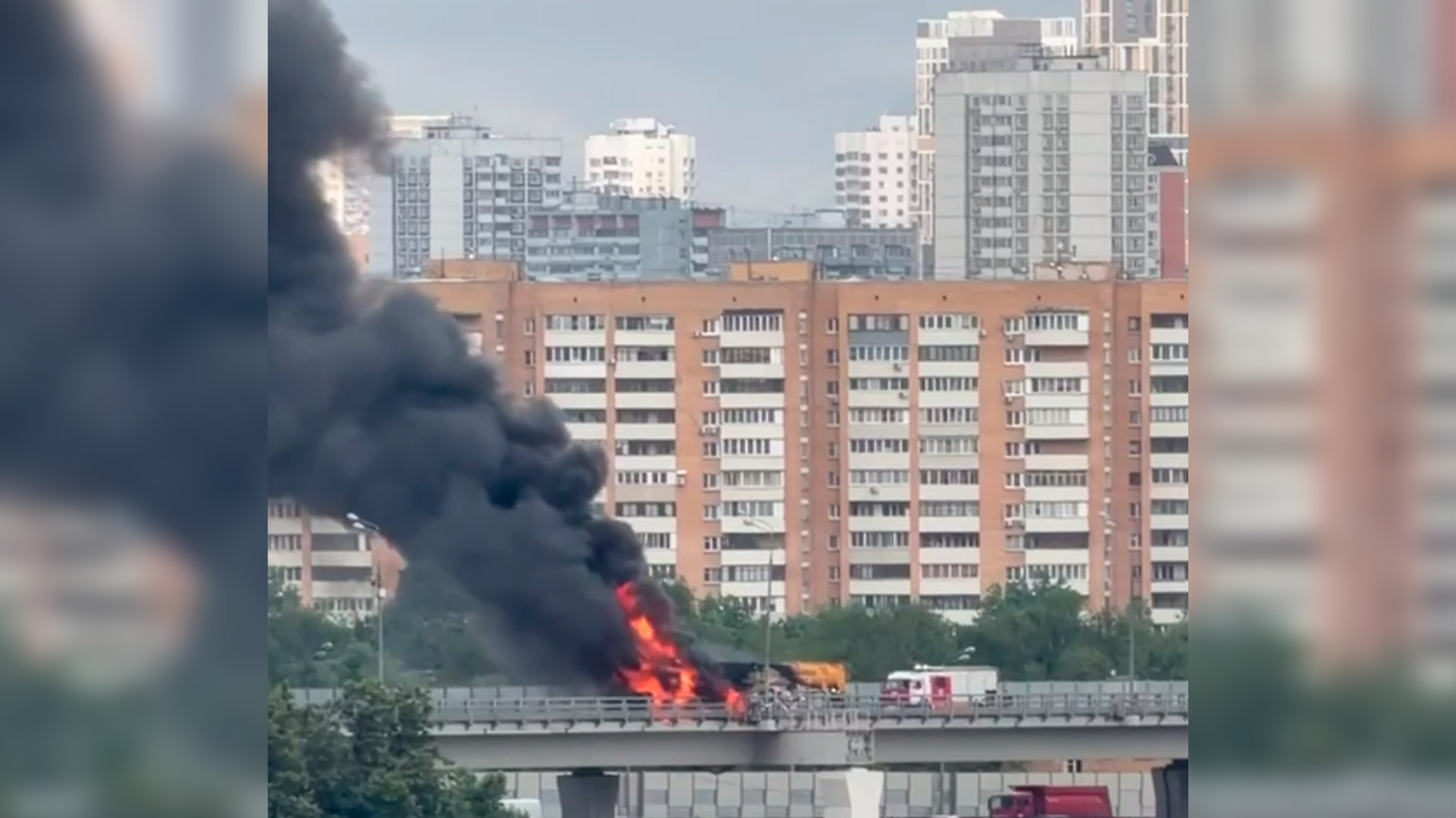 На северо-востоке Москвы загорелся строительный кран