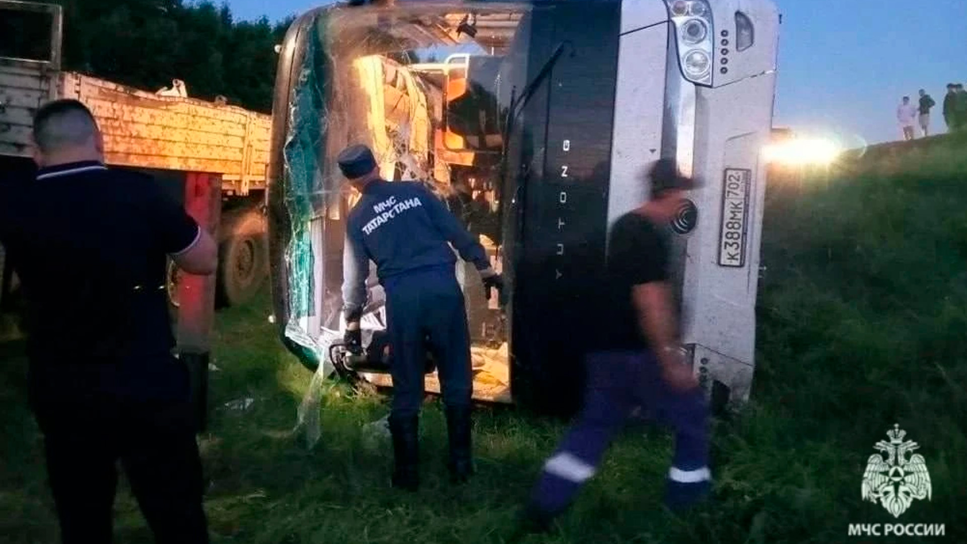 На трассе в Татарстане перевернулся автобус с 46 пассажирами