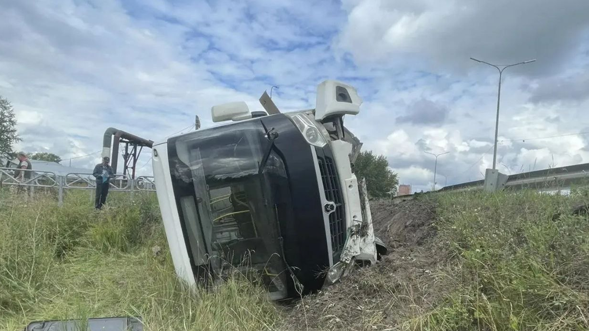 В Пермском крае пассажирский автобус упал в кювет