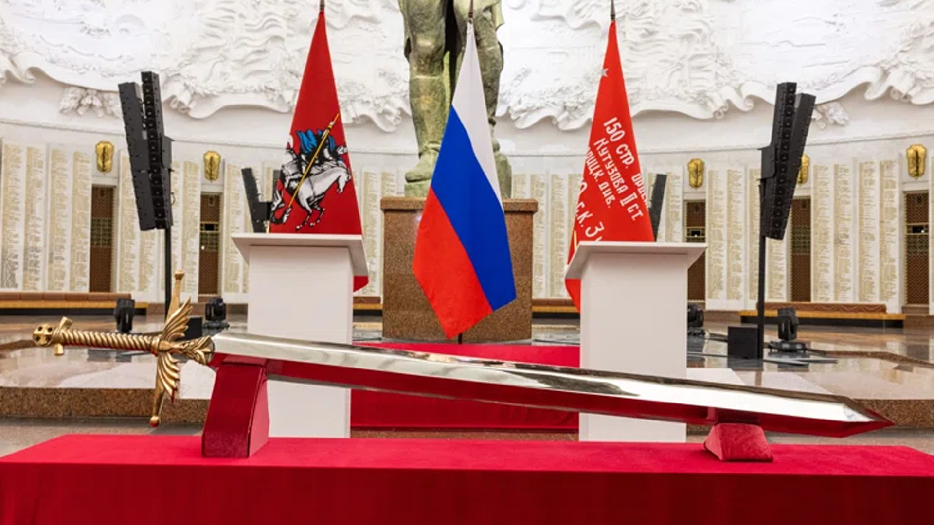 Спикер Бабушкина передала уникальный меч в главный военный музей России