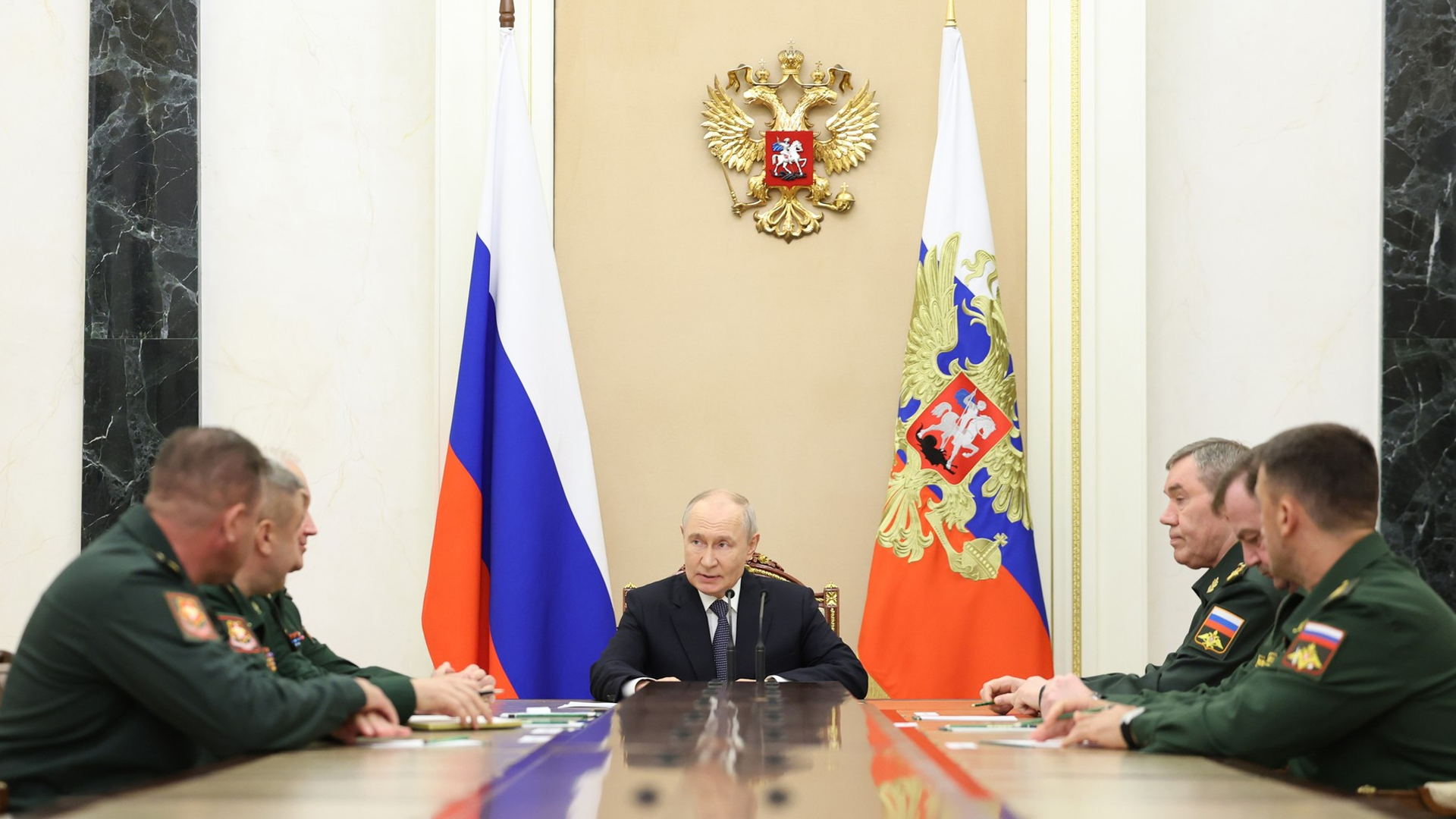 Президент РФ провел кадровые перестановки в Минобороны