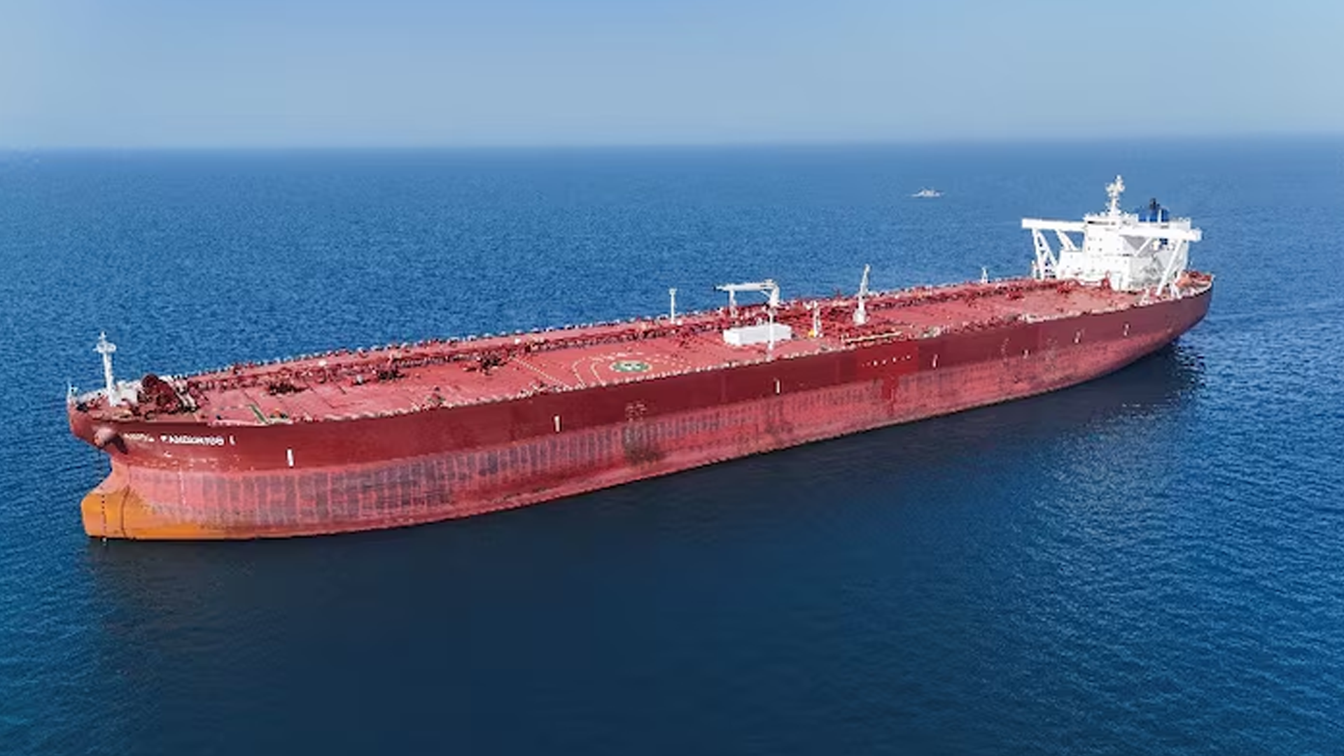 Нефтяной танкер подвергся обстрелу в Красном море