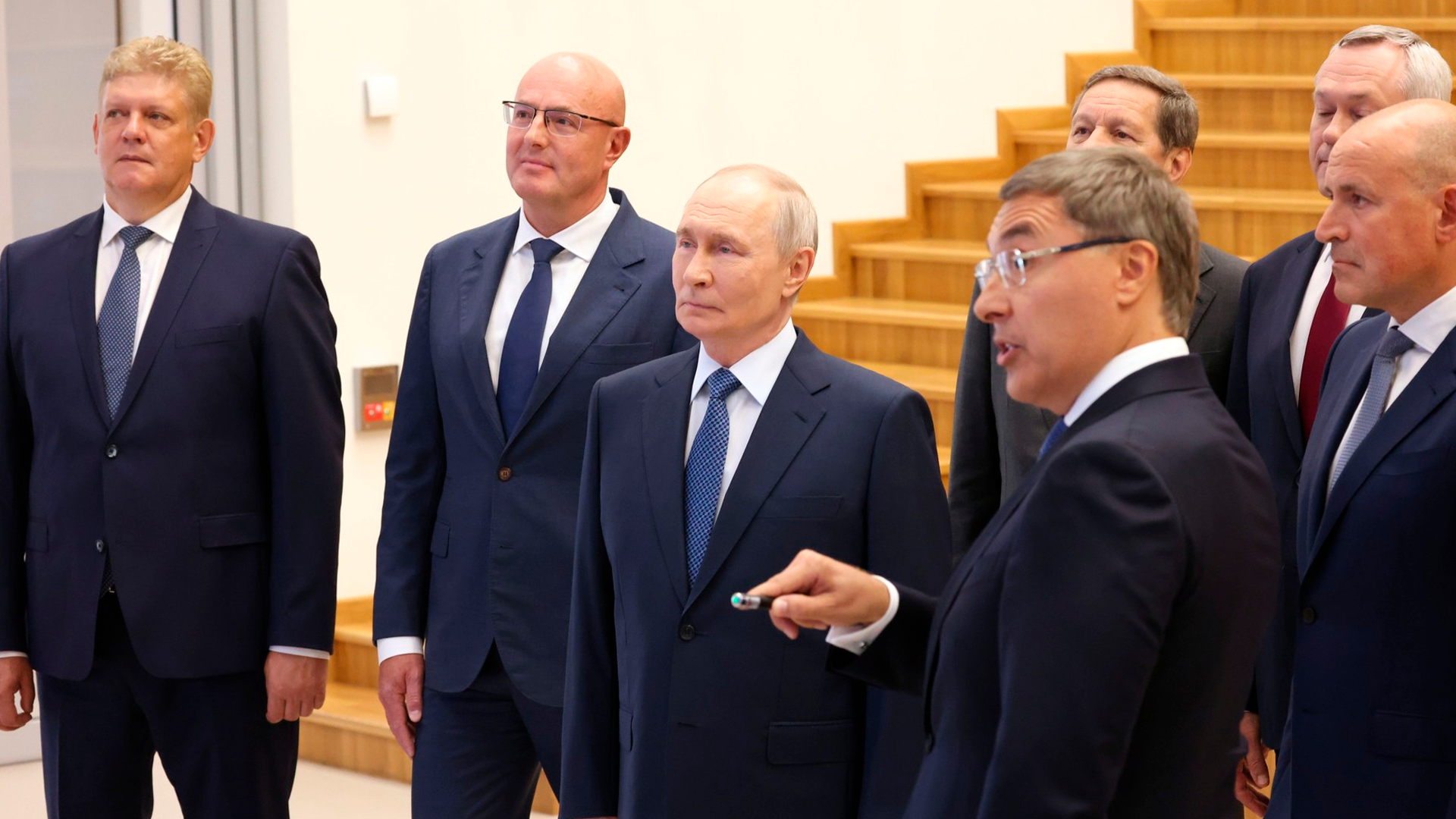 Путин: в России создадут национальную базу генетической информации