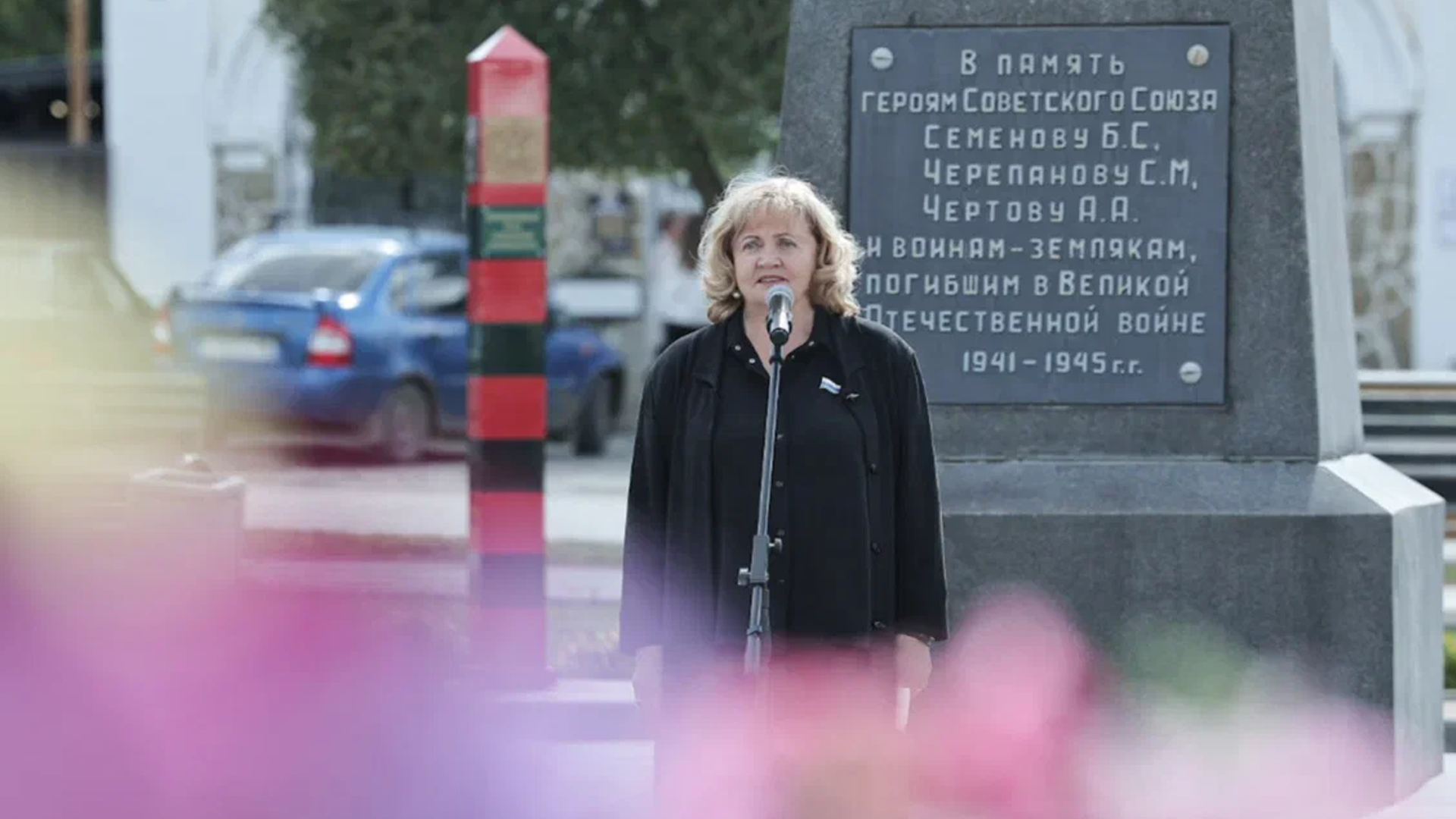 Бабушкина вместе с земляками возложила цветы с историей к памятнику павшим воинам