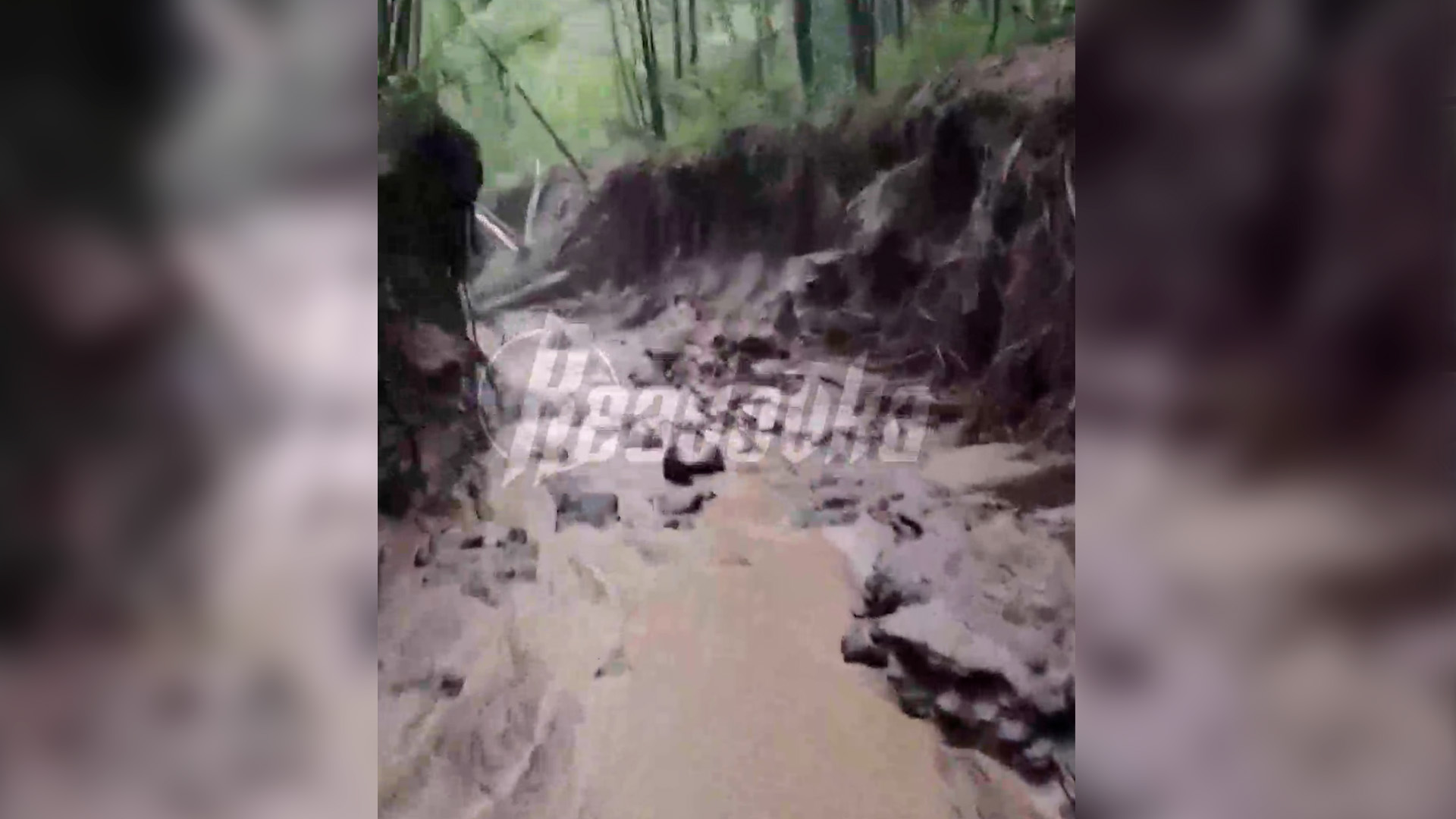 Более 100 туристов застряли из-за размыва дороги в природном парке на Камчатке