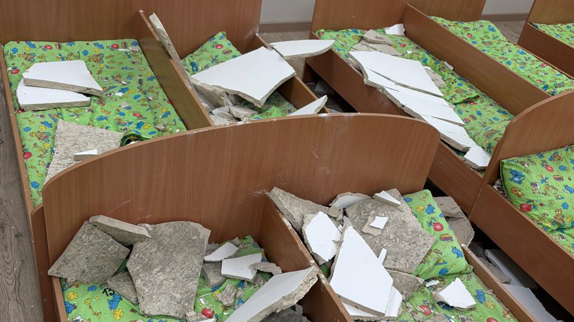 Штукатурка обвалилась на кроватки в детском саду в Дагестане