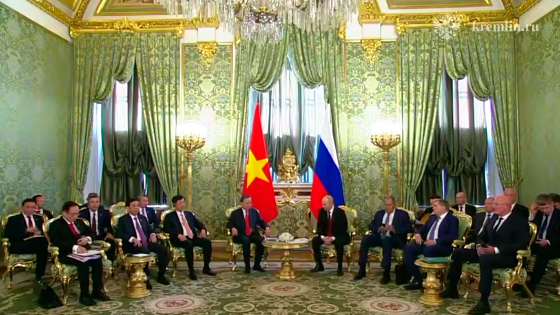 Президент РФ провел встречу со своим вьетнамским коллегой в Кремле