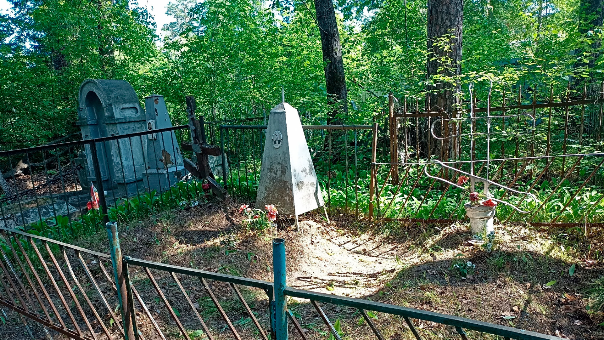 В Бердске волонтеры решили спасти и оцифровать заброшенное историческое кладбище