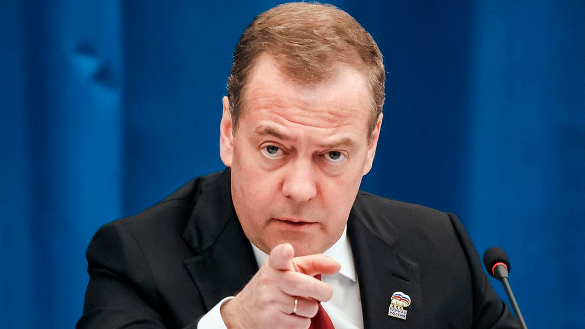 Медведев призвал нанести удар по производствам военной техники в Германии