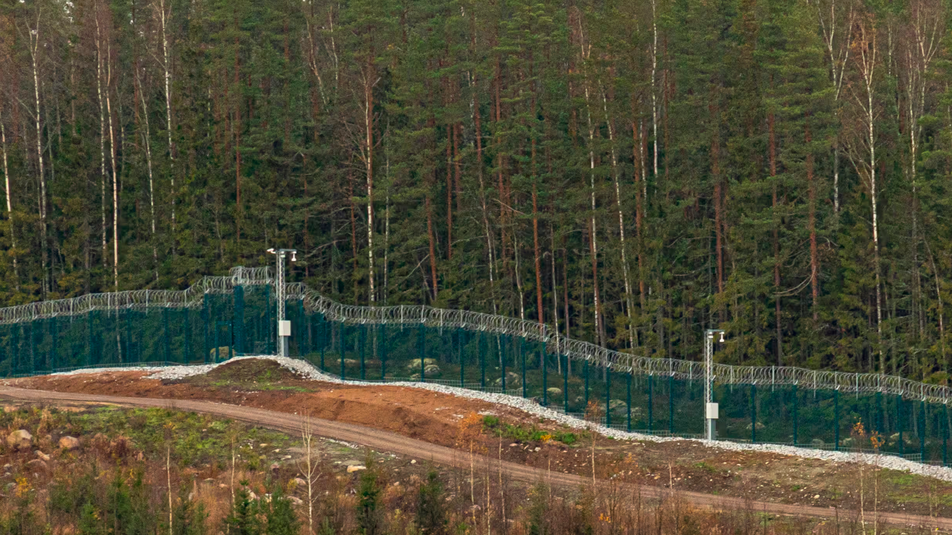 Финляндия завершила строительство 200-километрового забора на границе с Россией