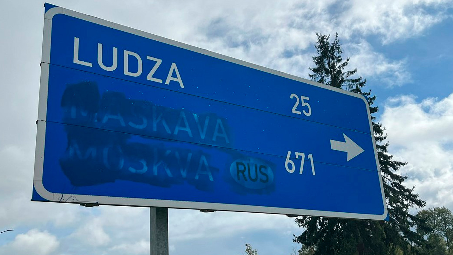 На трассе в Латвии неизвестные закрасили указатели на Москву