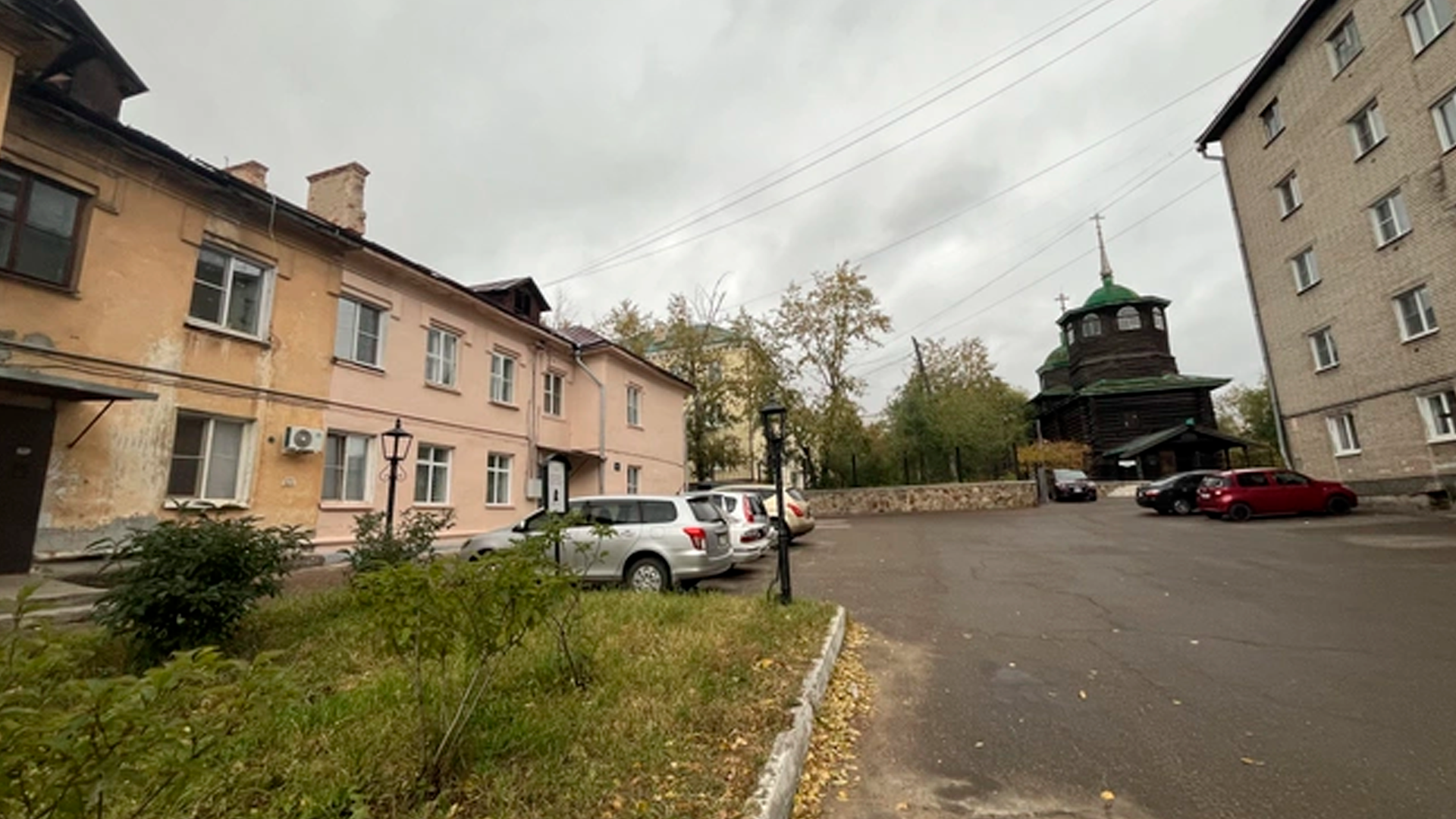 Один из домов Читы после ремонта оказался покрашенным лишь наполовину