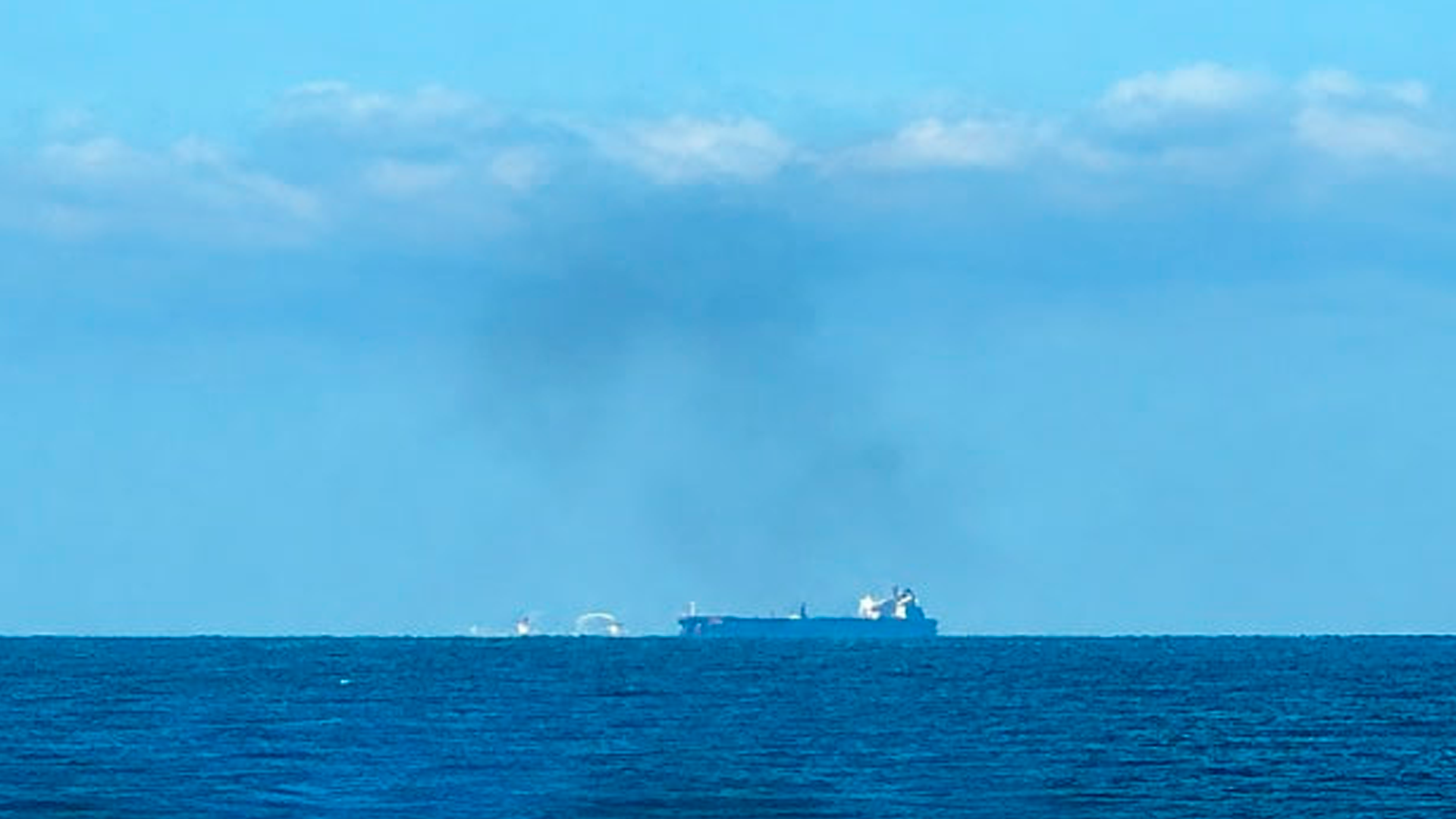 Росприроднадзор не обнаружил загрязнений в водах Черного моря после пожара на танкере
