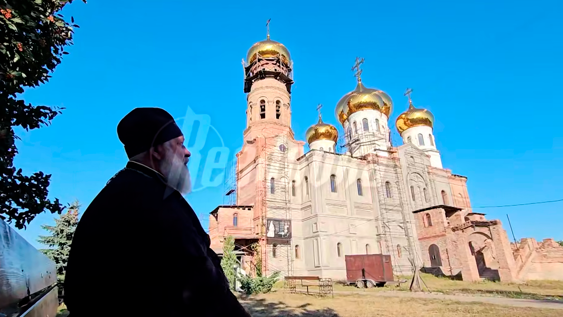 В борьбе за веру – как священник строит храм в Донецке