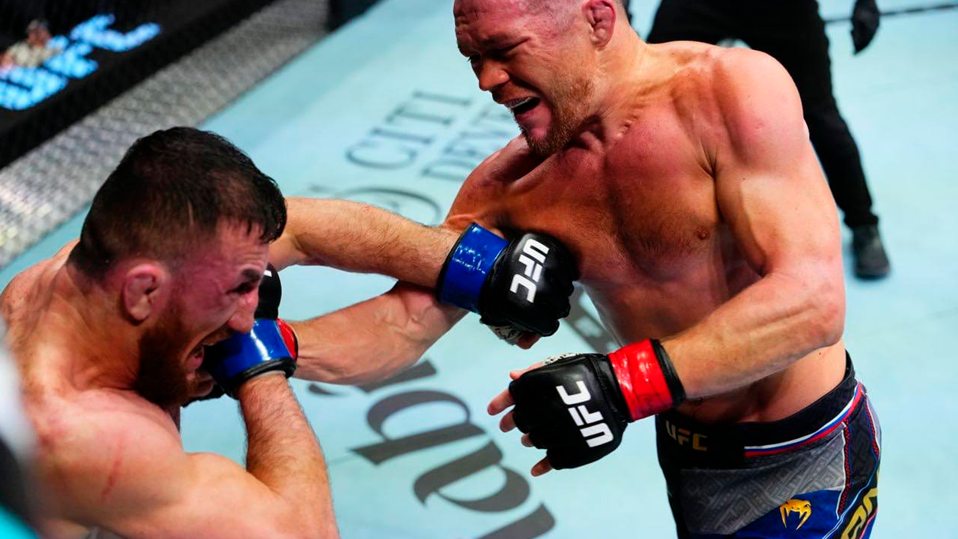 Петр Ян защитил чемпионский пояс UFC в легчайшем весе